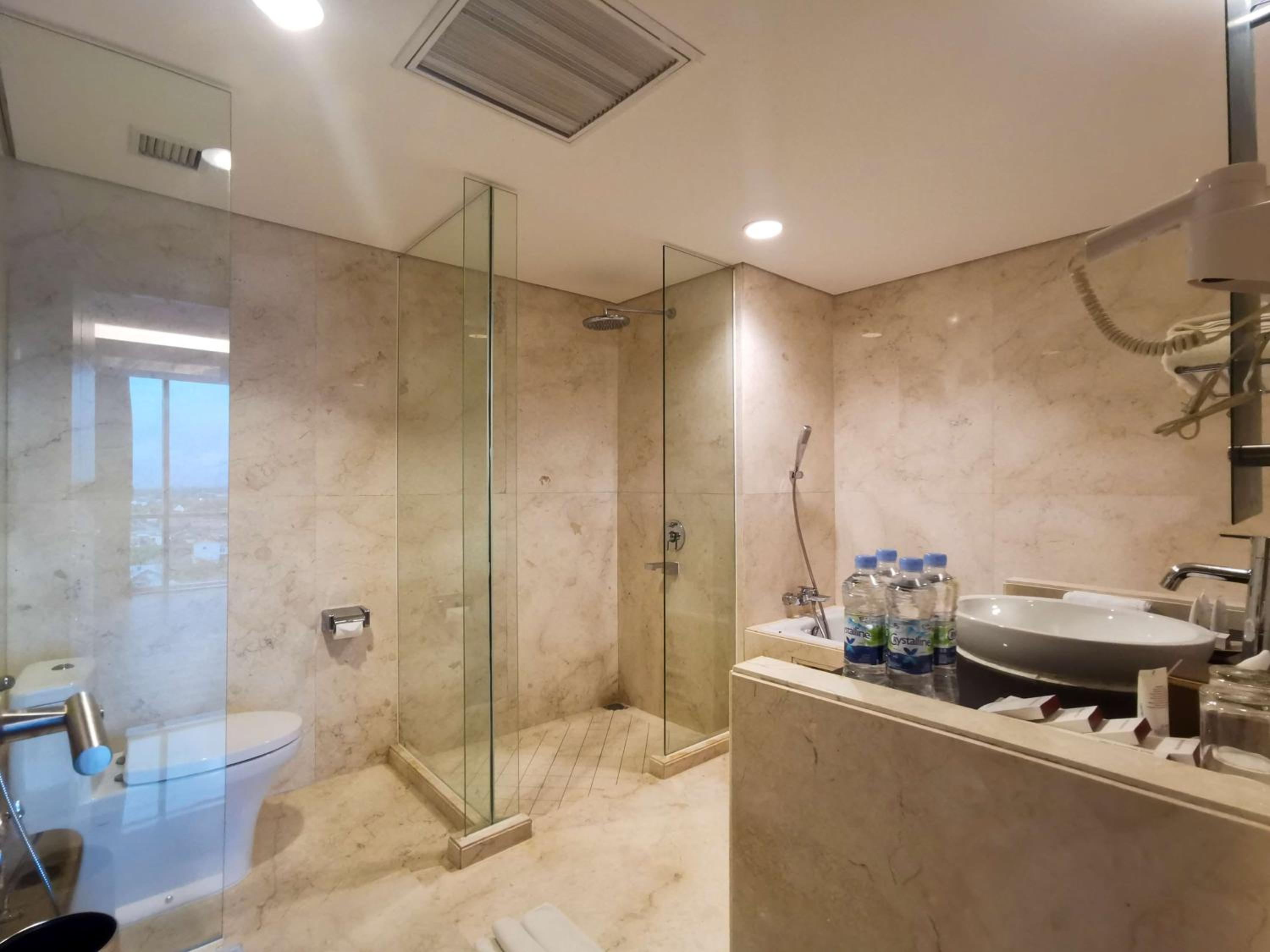 Executive King Suite with City View - Non-Smoking photo 3
