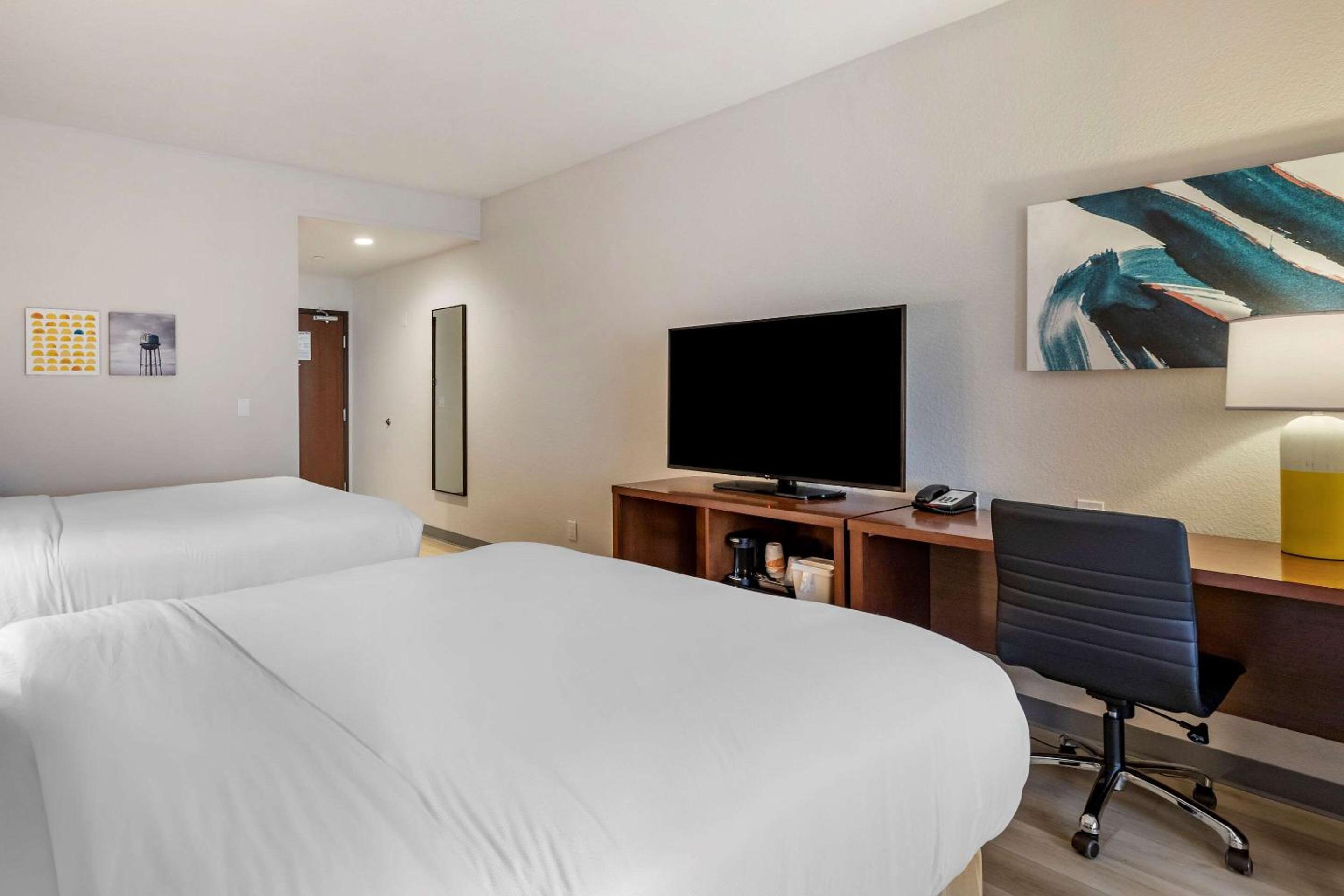 Standard Queen Room with Two Queen Beds - Non Smoking  - Photo 5