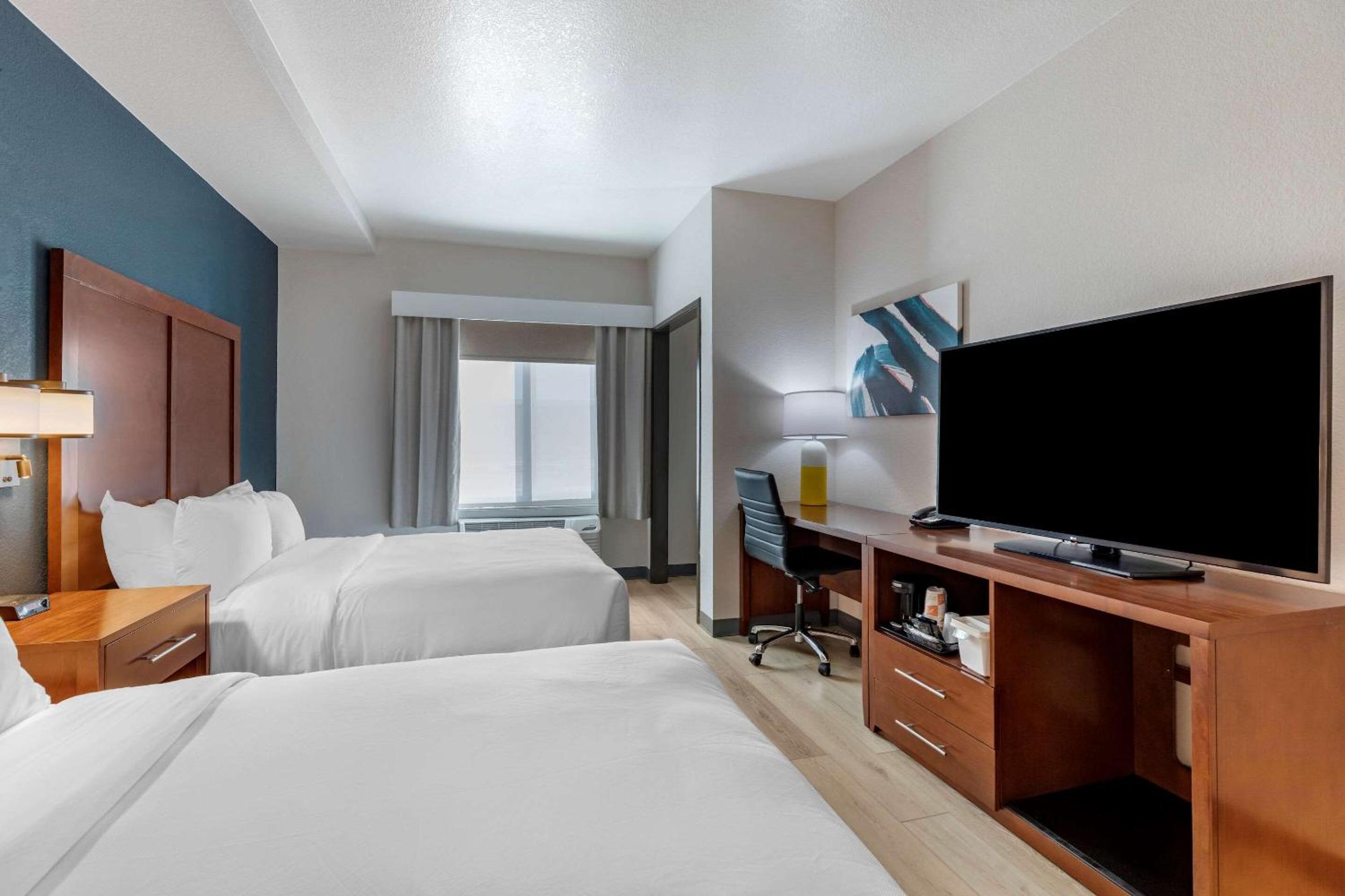 Standard Queen Room with Two Queen Beds - Non Smoking  - Photo 7