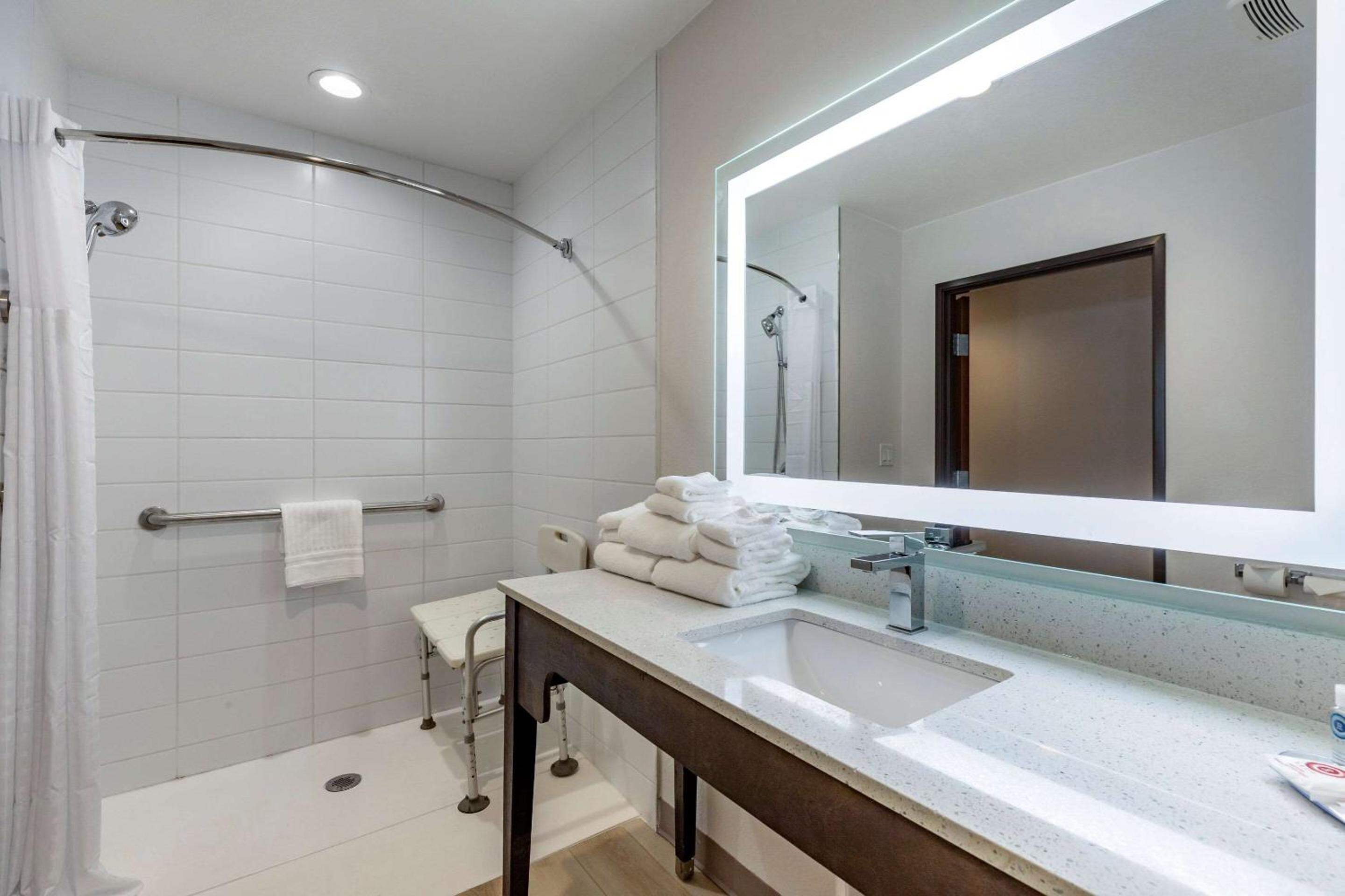 King Room - Accessible/Non Smoking - Photo 6