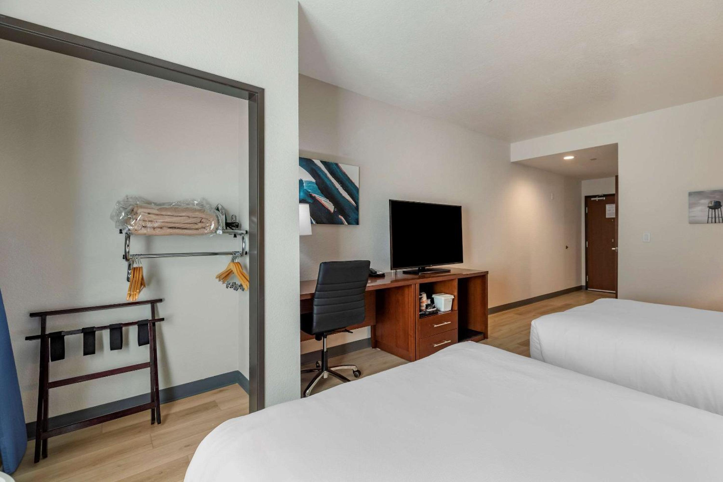 Queen Room with Two Queen Beds - Accessible/Non Smoking - Photo 5