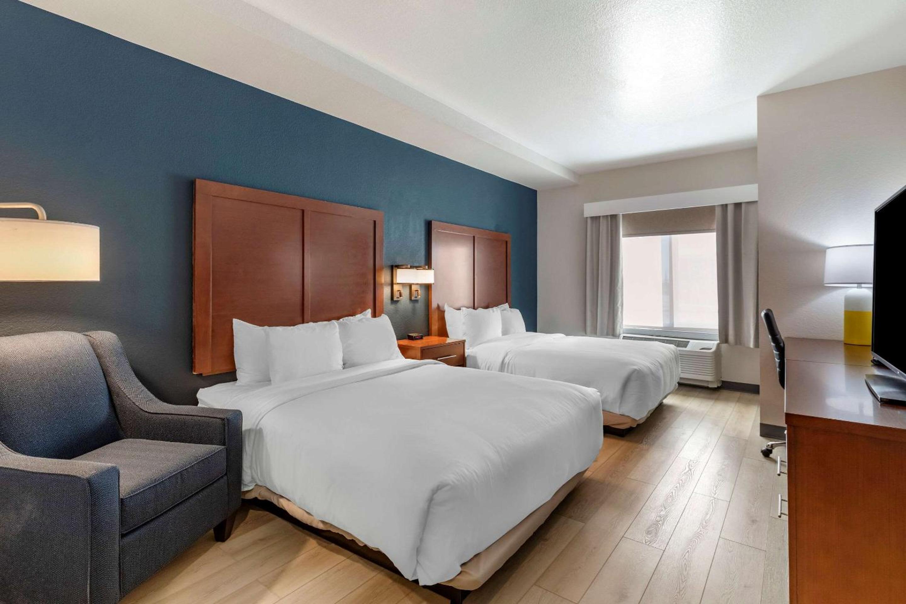 Standard Queen Room with Two Queen Beds - Non Smoking  - Photo 9