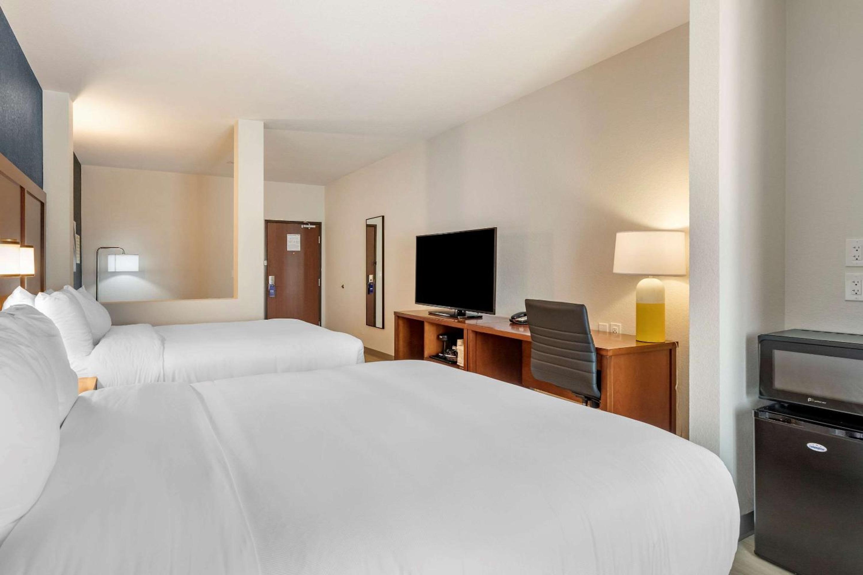 Queen Suite with Two Queen Beds - Non Smoking - Photo 3