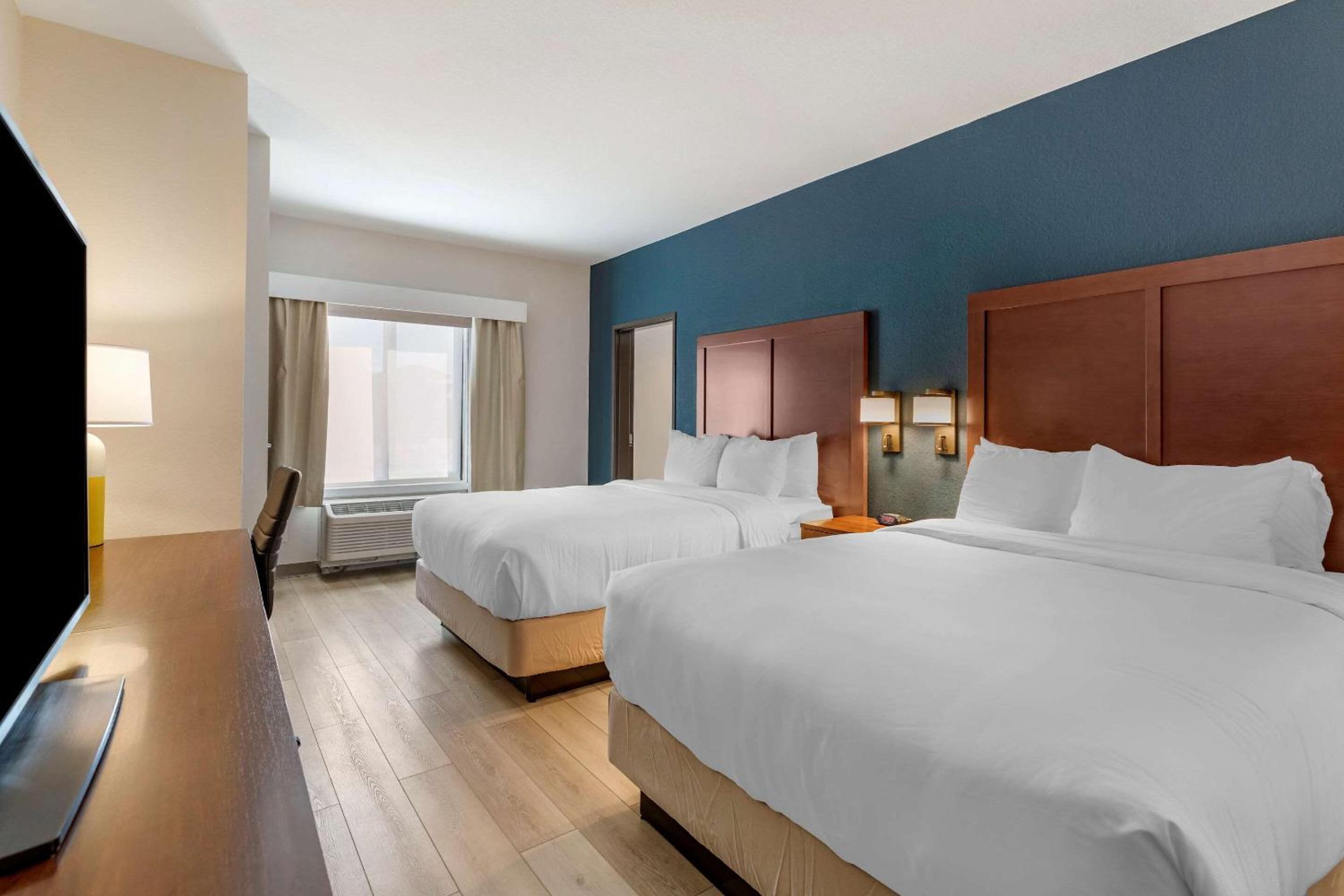 Standard Queen Room with Two Queen Beds - Non Smoking  - Photo 2