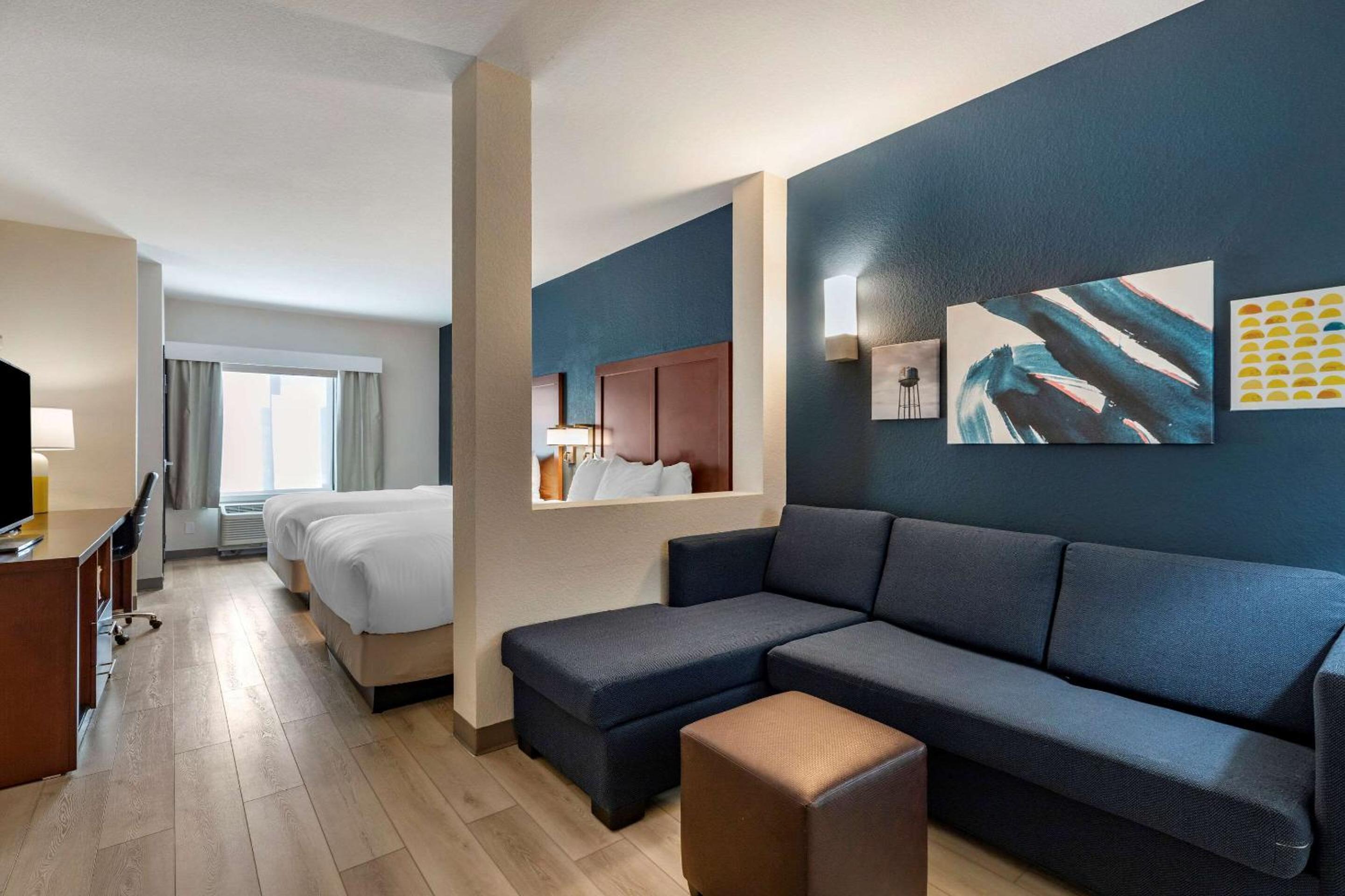 Queen Suite with Two Queen Beds - Non Smoking - Photo 4