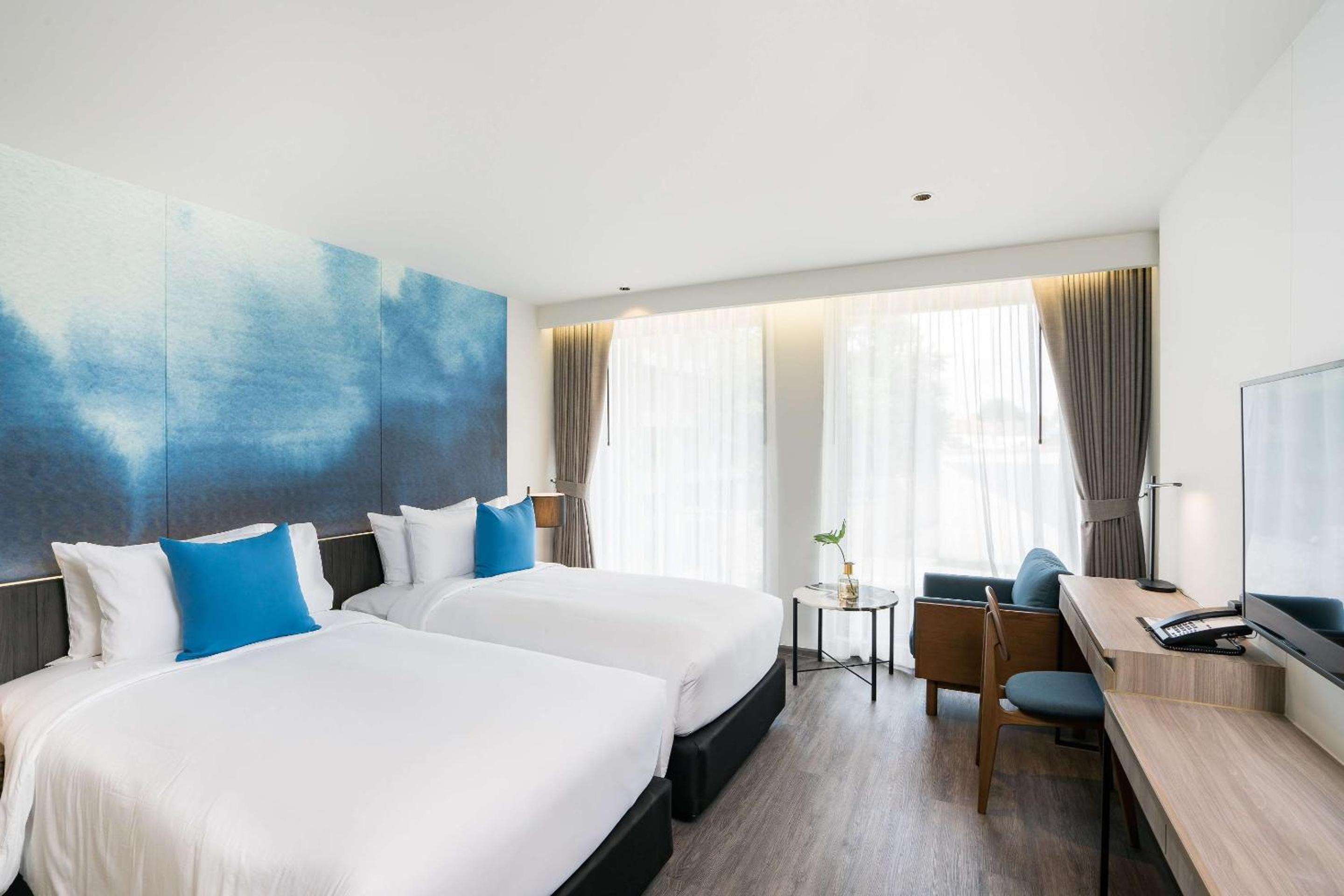 Deluxe Twin Room with City View - Non-Smoking - Photo 2