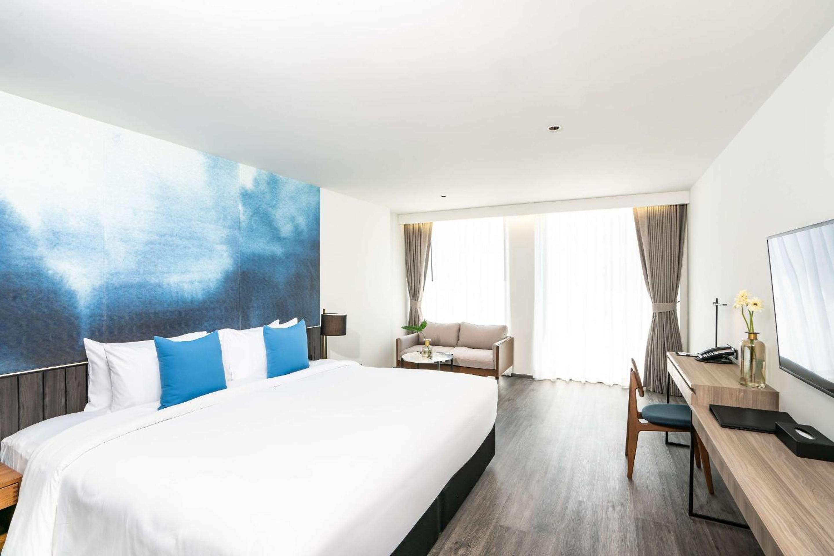 Deluxe Corner Double Room with Pool View - Non-Smoking - Photo 1