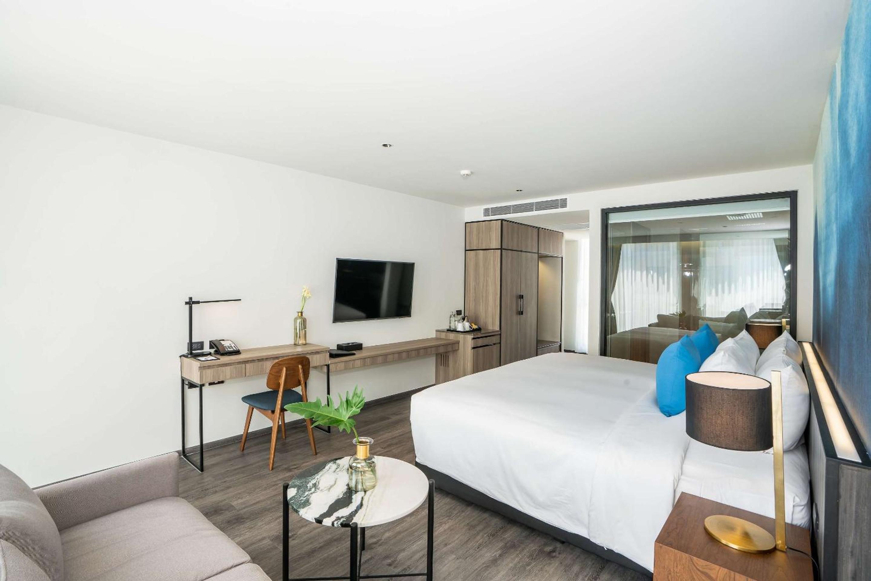 Deluxe Corner Double Room with Pool View - Non-Smoking - Photo 8