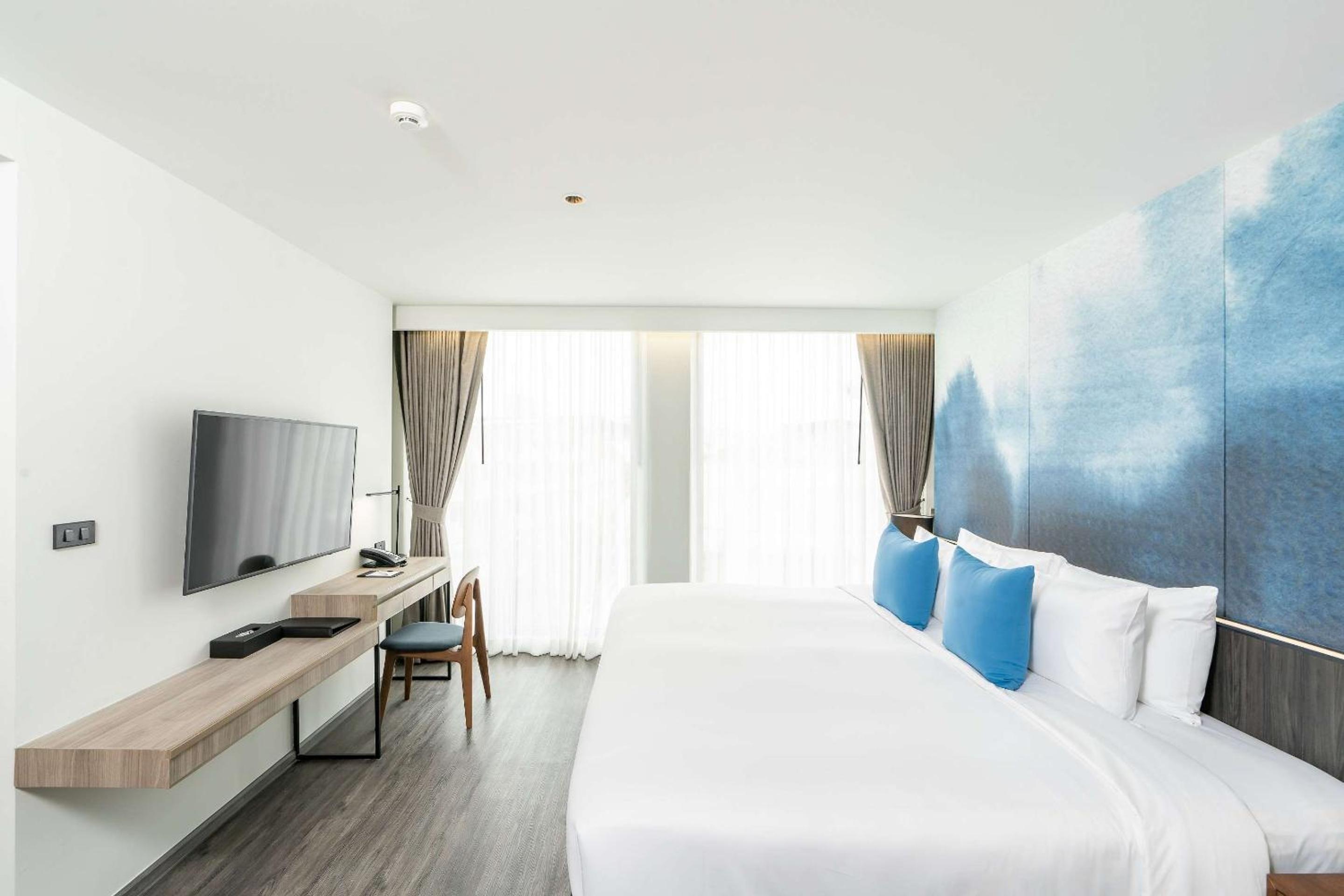 Double Suite with City View - Non-Smoking - Photo 3