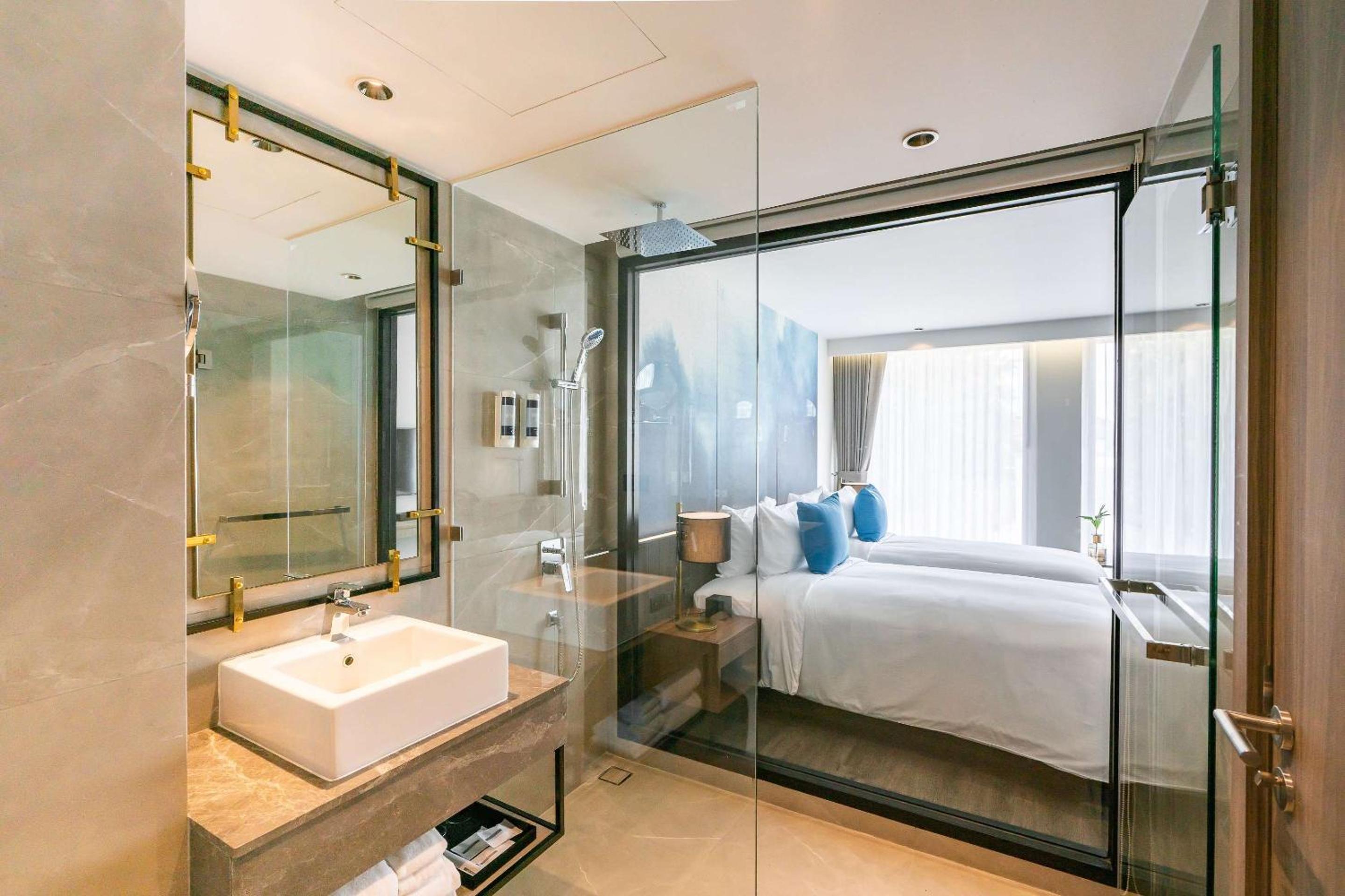 Deluxe Double Room Non-Smoking -City View - Photo 5