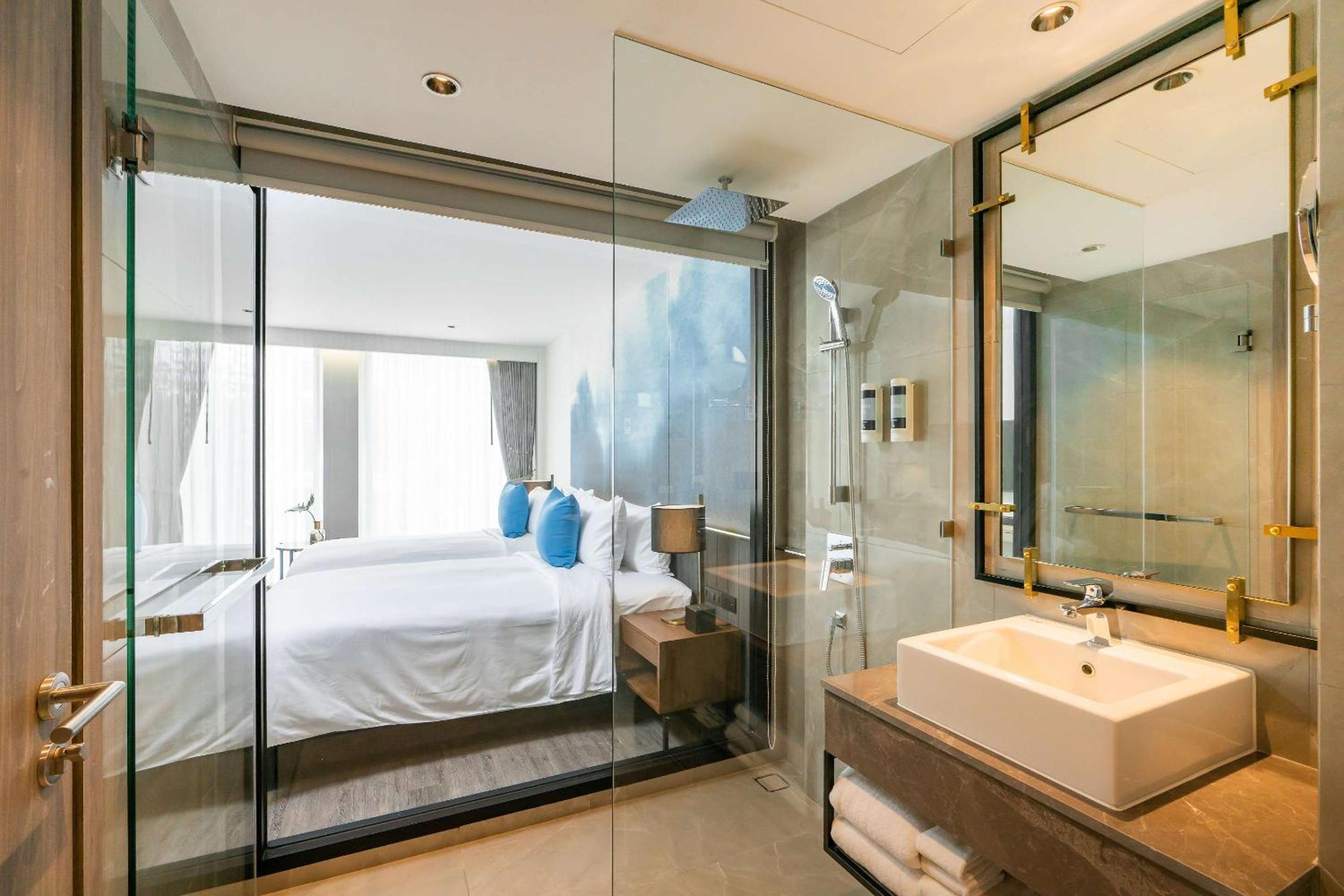 Deluxe Twin Room with City View - Non-Smoking - Photo 4