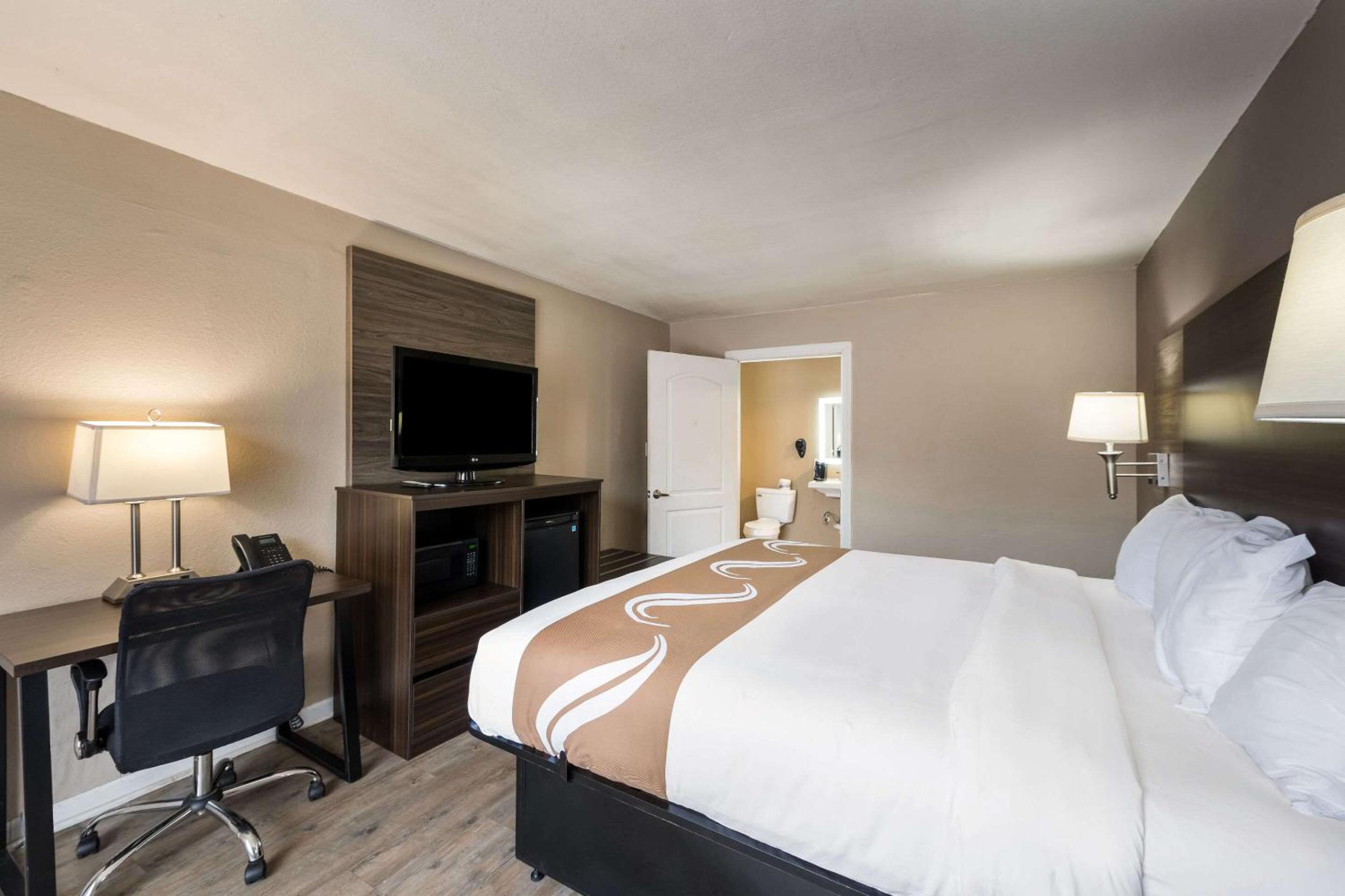 King Room - Accessible/Smoking photo 2