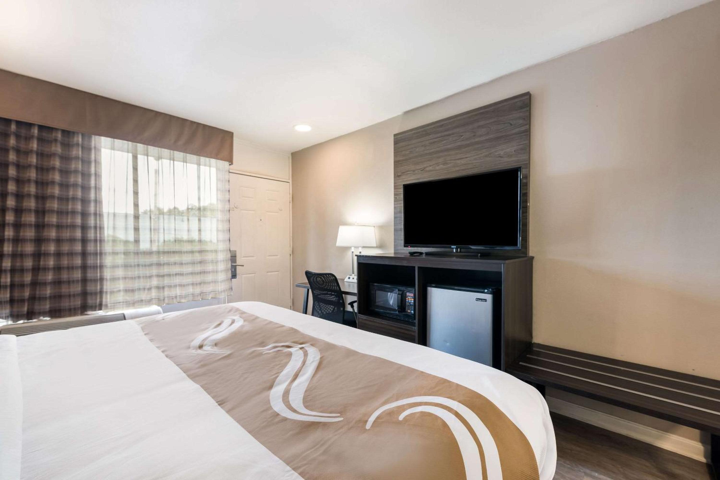 Standard King Room - Non Smoking - Photo 12