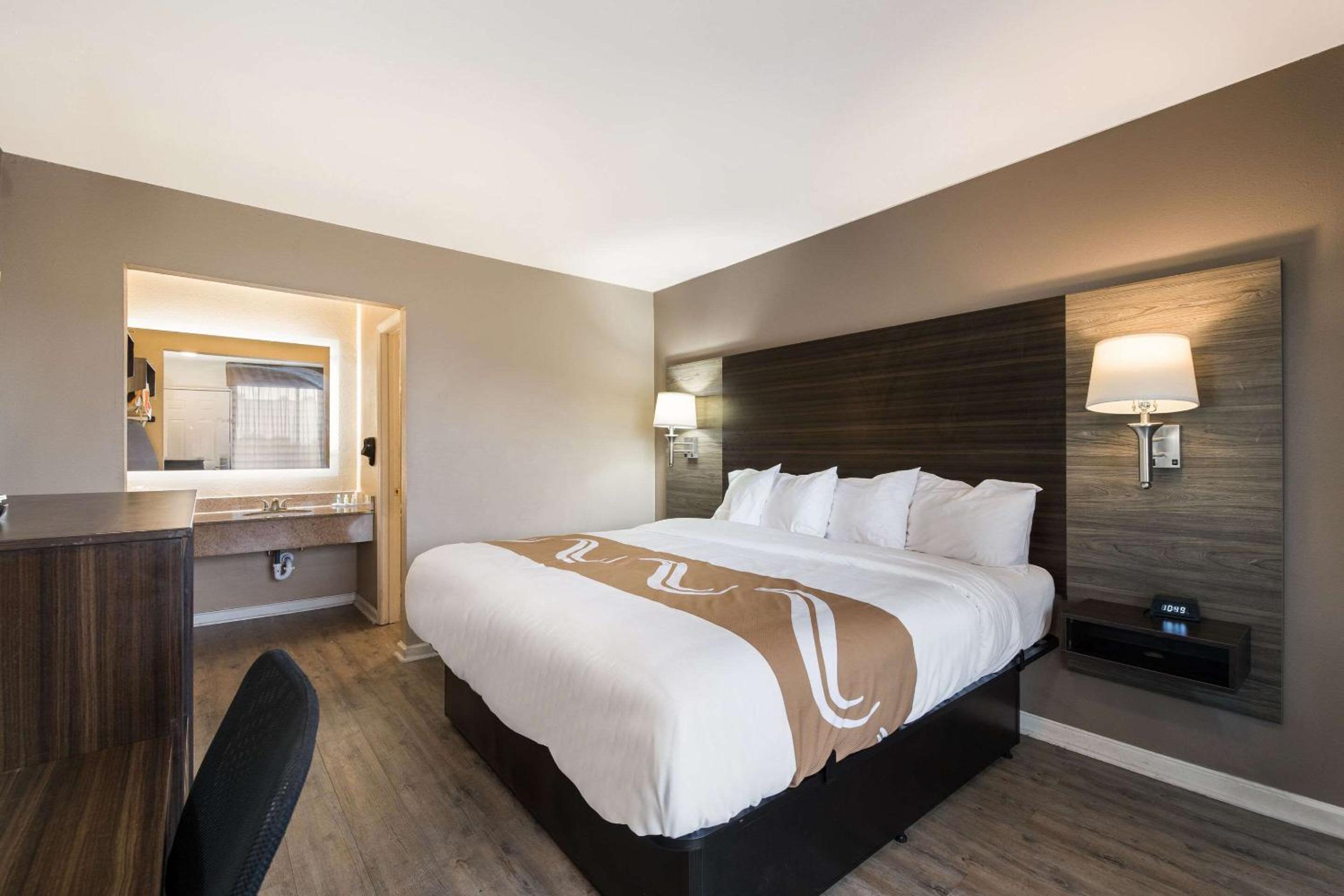 Standard King Room - Non Smoking - Photo 1