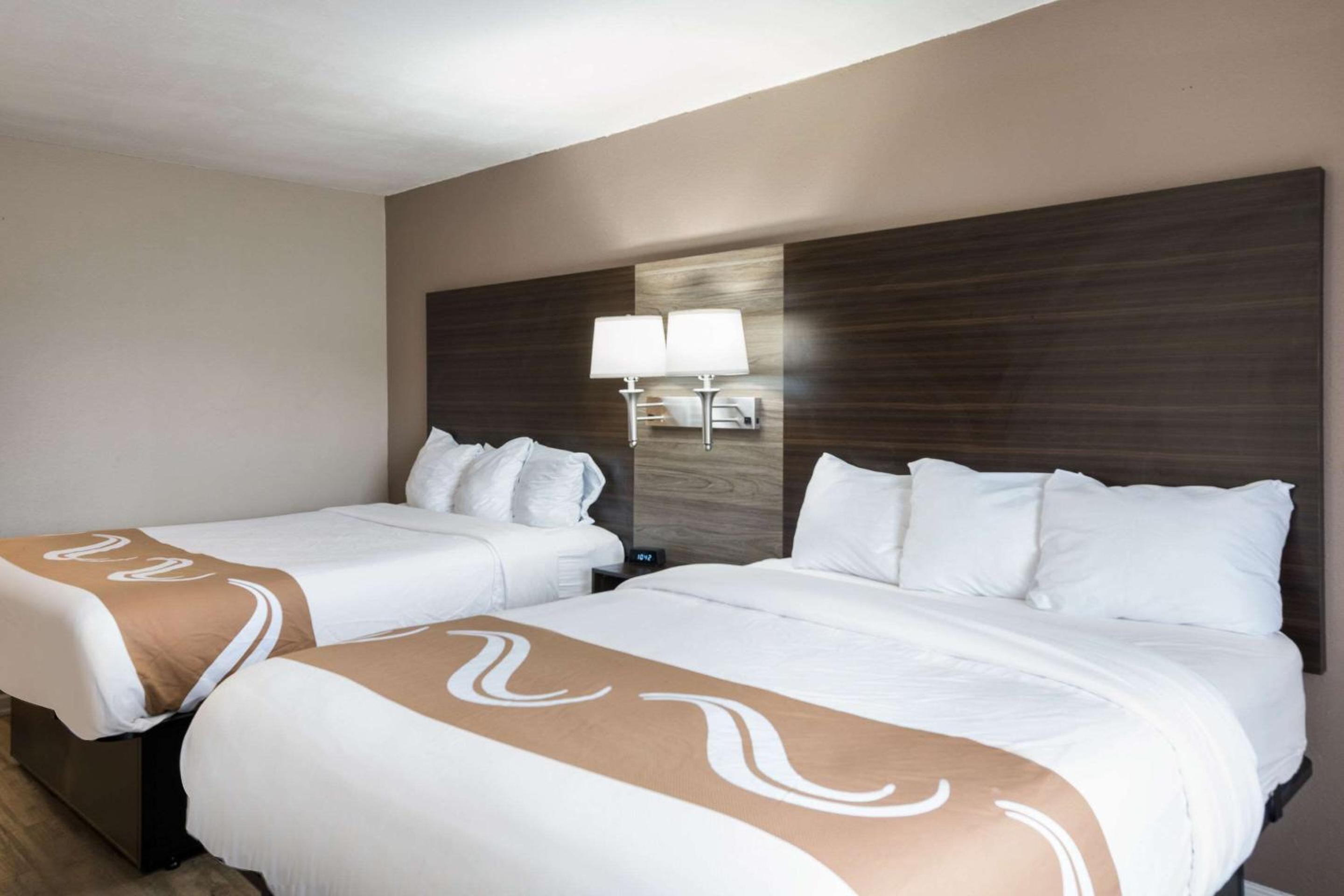 Standard Queen Room with Two Queen Beds - Non Smoking  - Photo 9