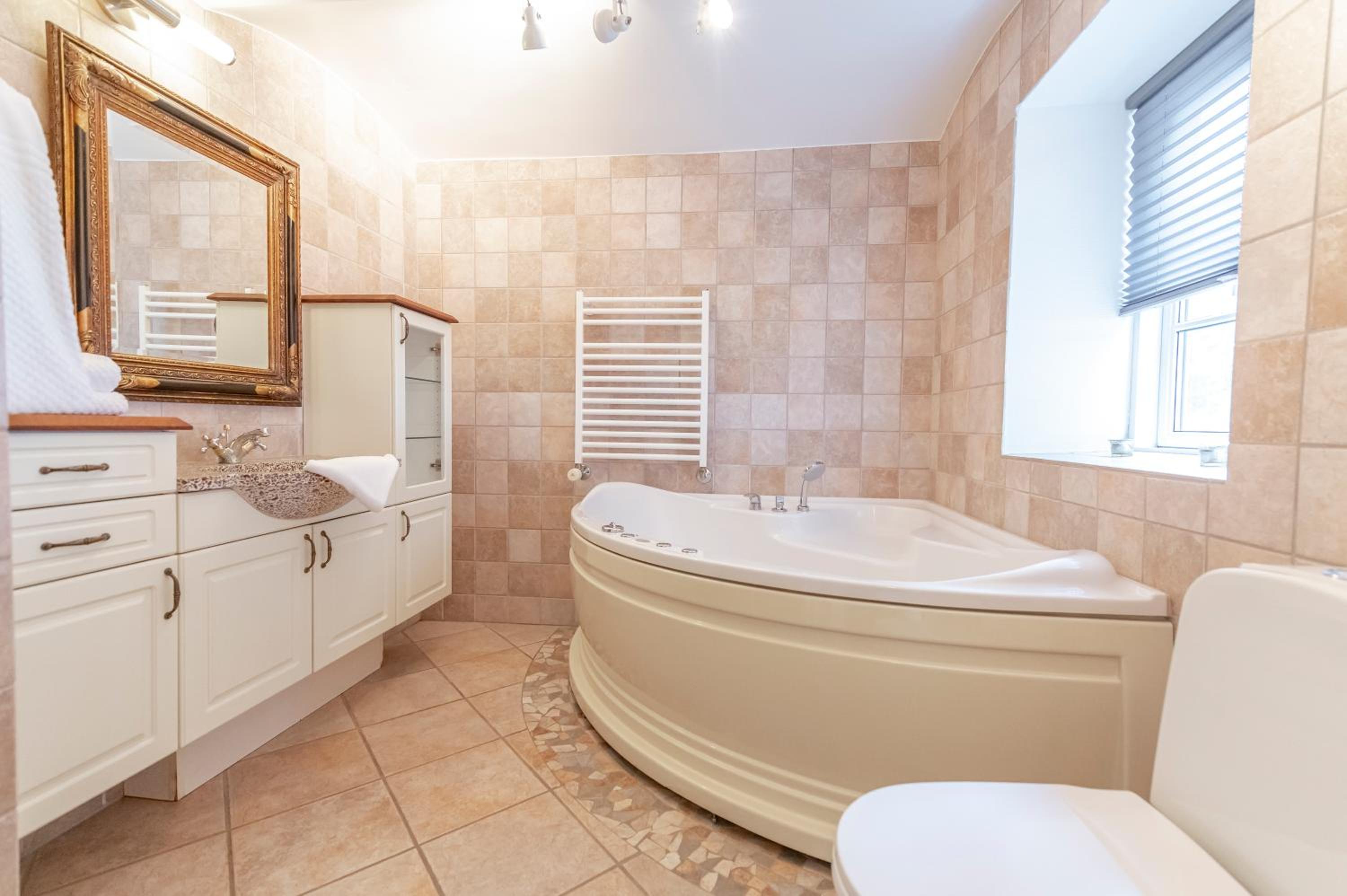 Suite with Spa Bath - Photo 2