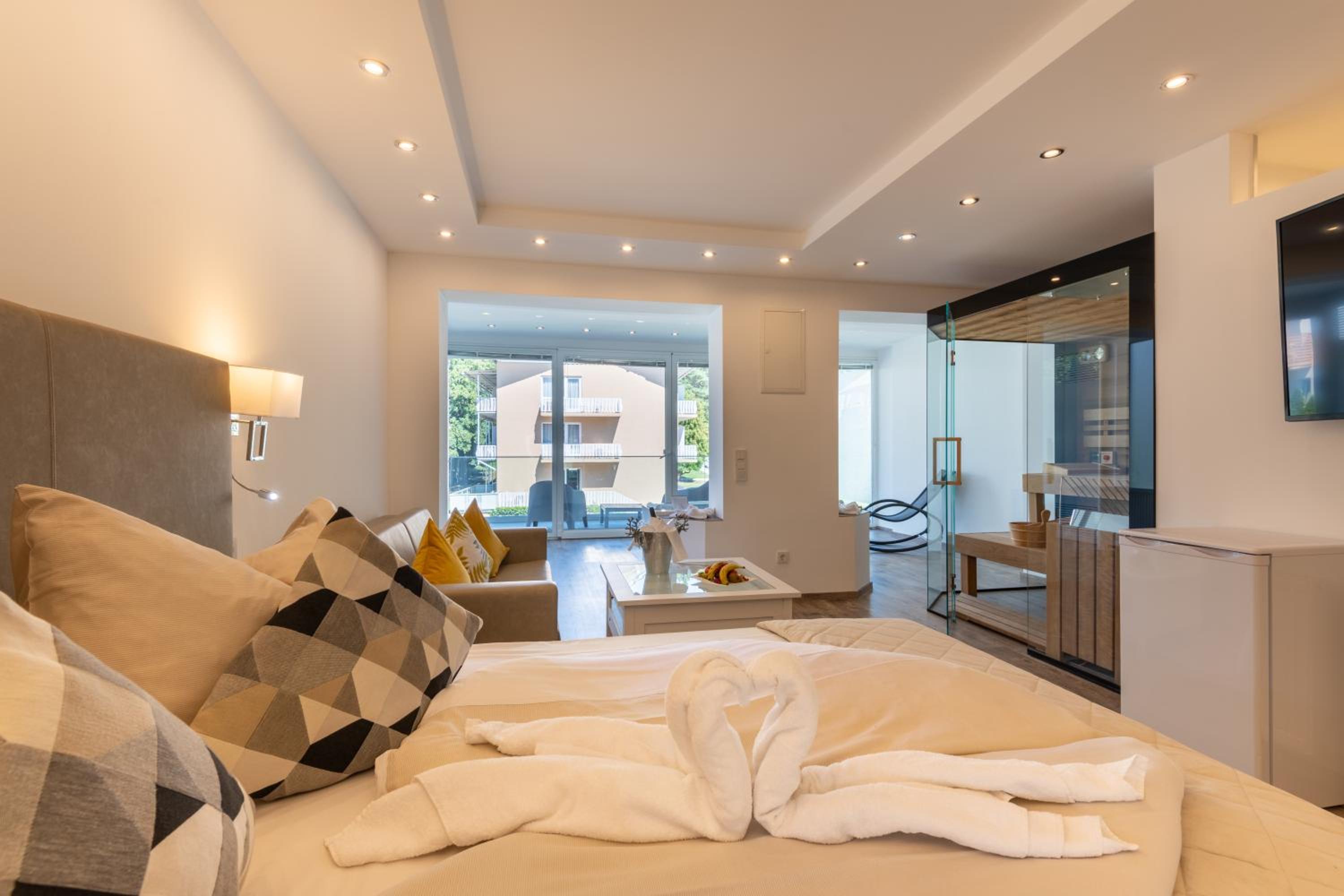 Deluxe Suite with Spa Bath photo 3