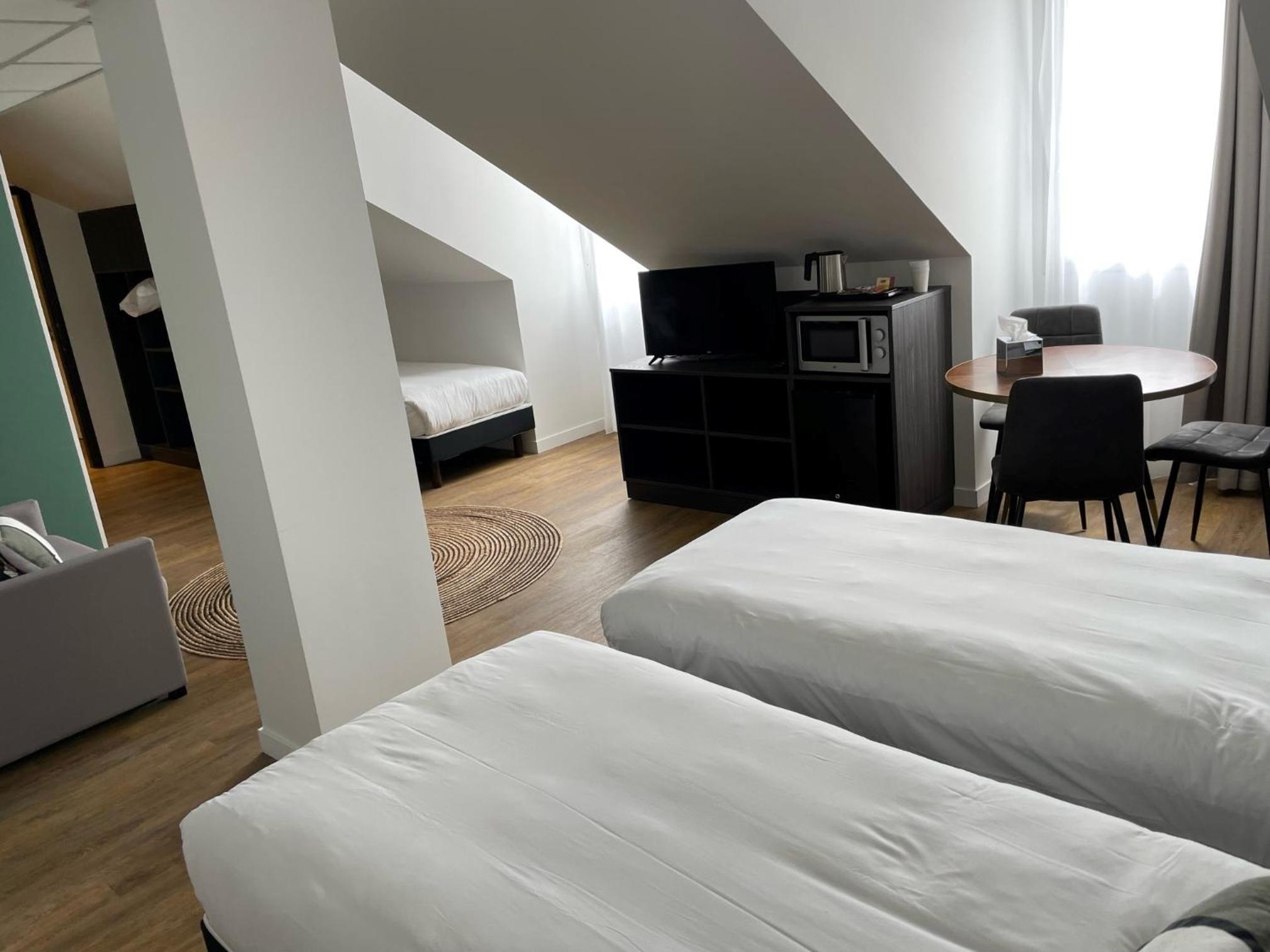 Studio 4 Single Beds