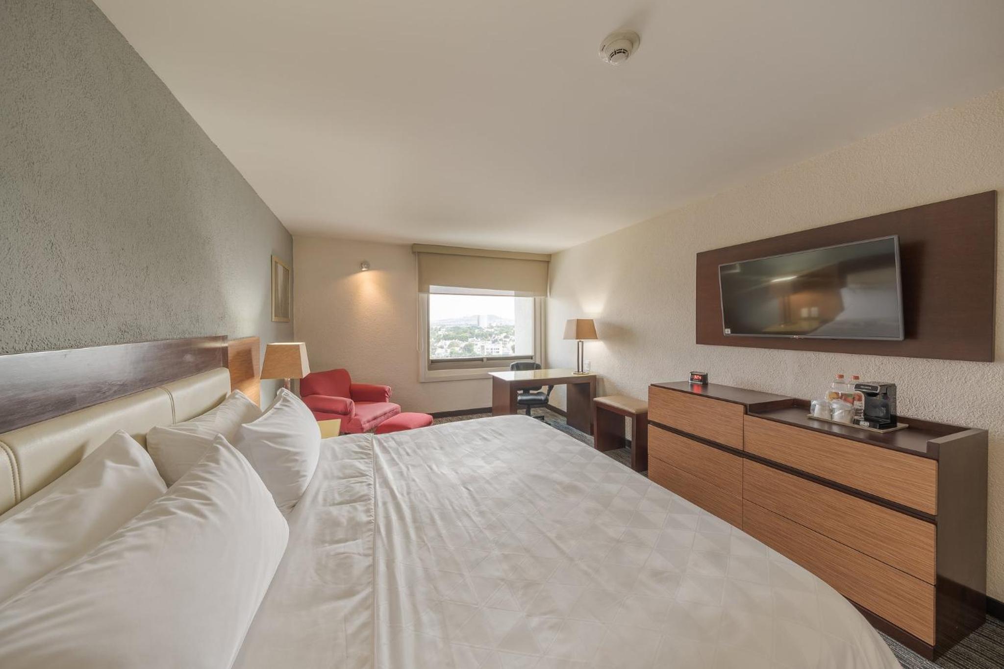 Standard King Room with Walk-In Shower - Photo 4