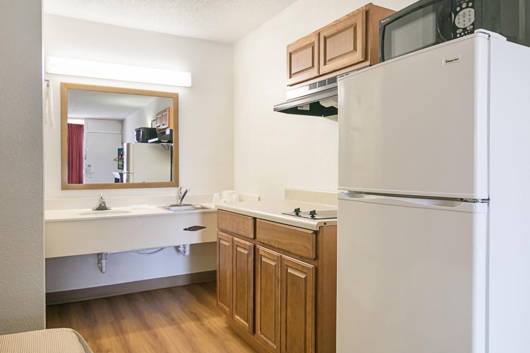 Standard Room With One Queen Bed Kitchenette Disability Access Roll-In Shower Non-Smoking photo 3