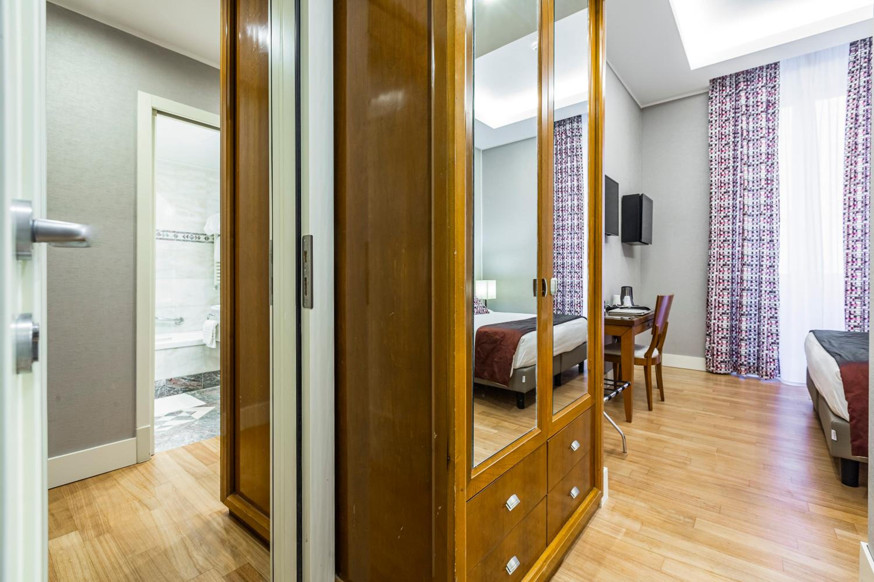 Family Room thumbnail 5