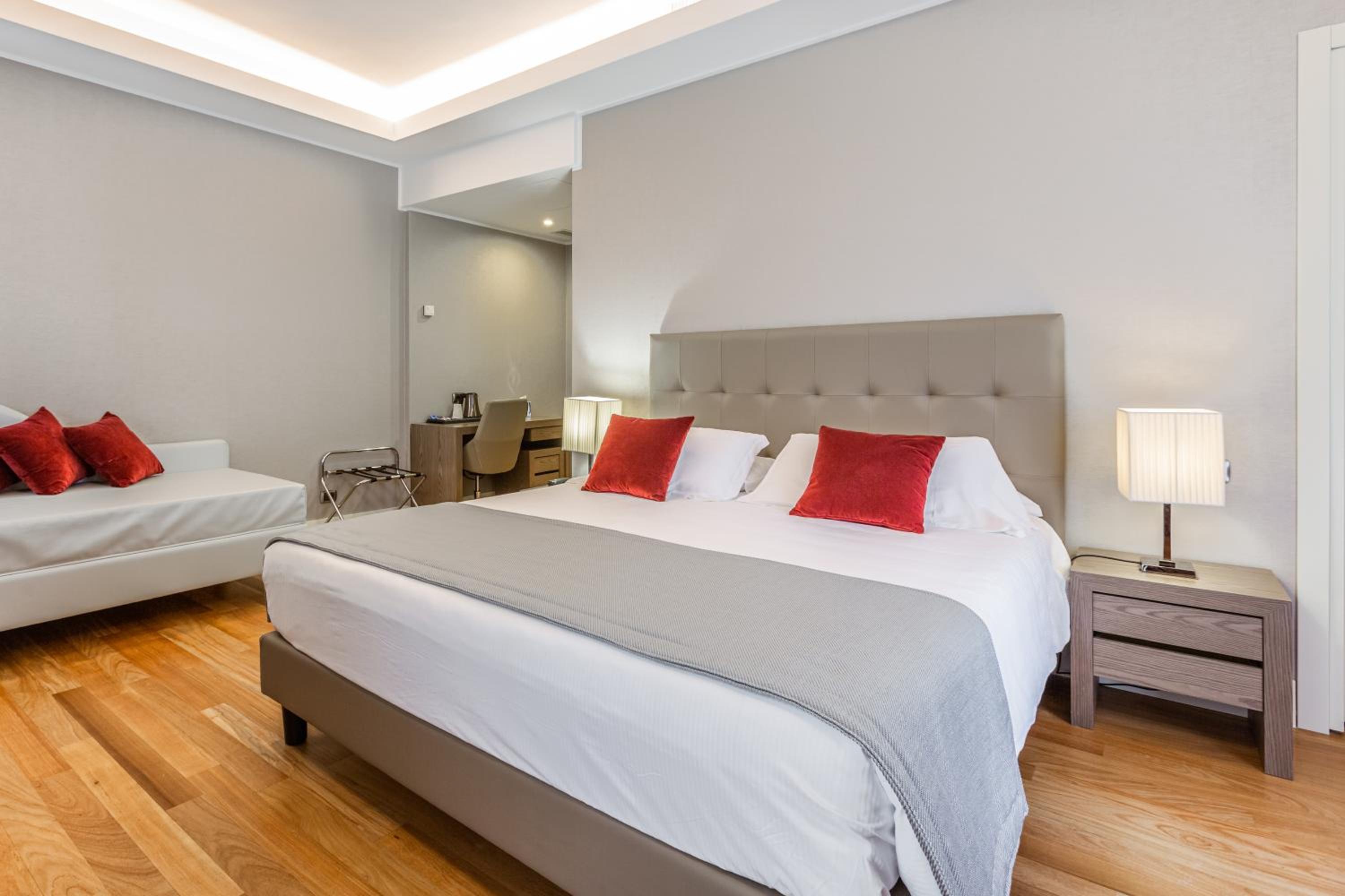Deluxe Double Room thumbnail 5