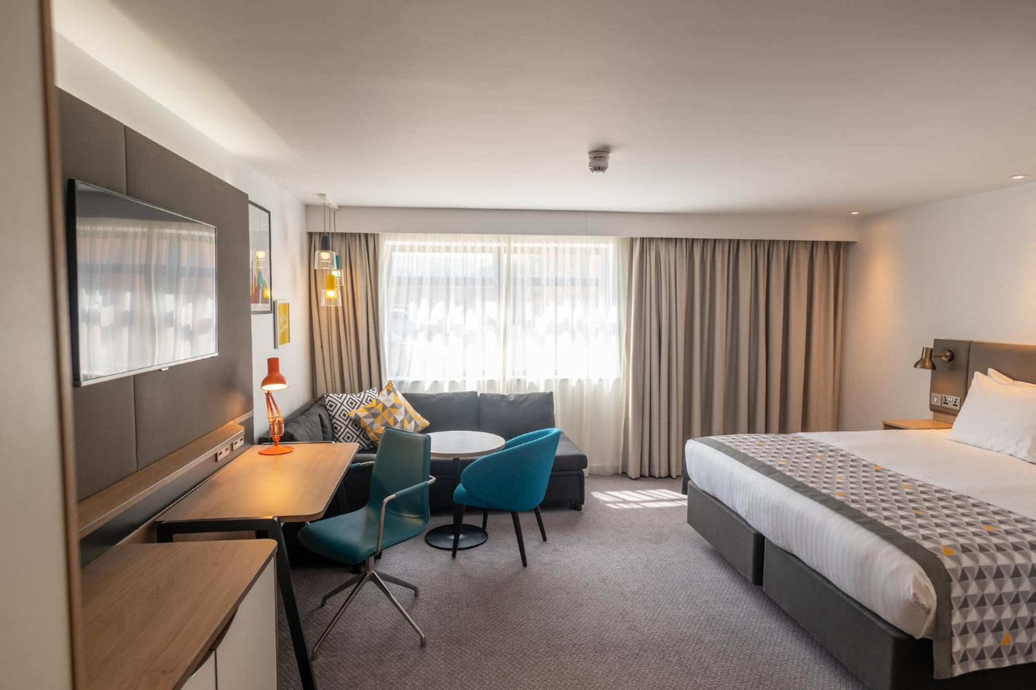 Premium King Room - Photo 9