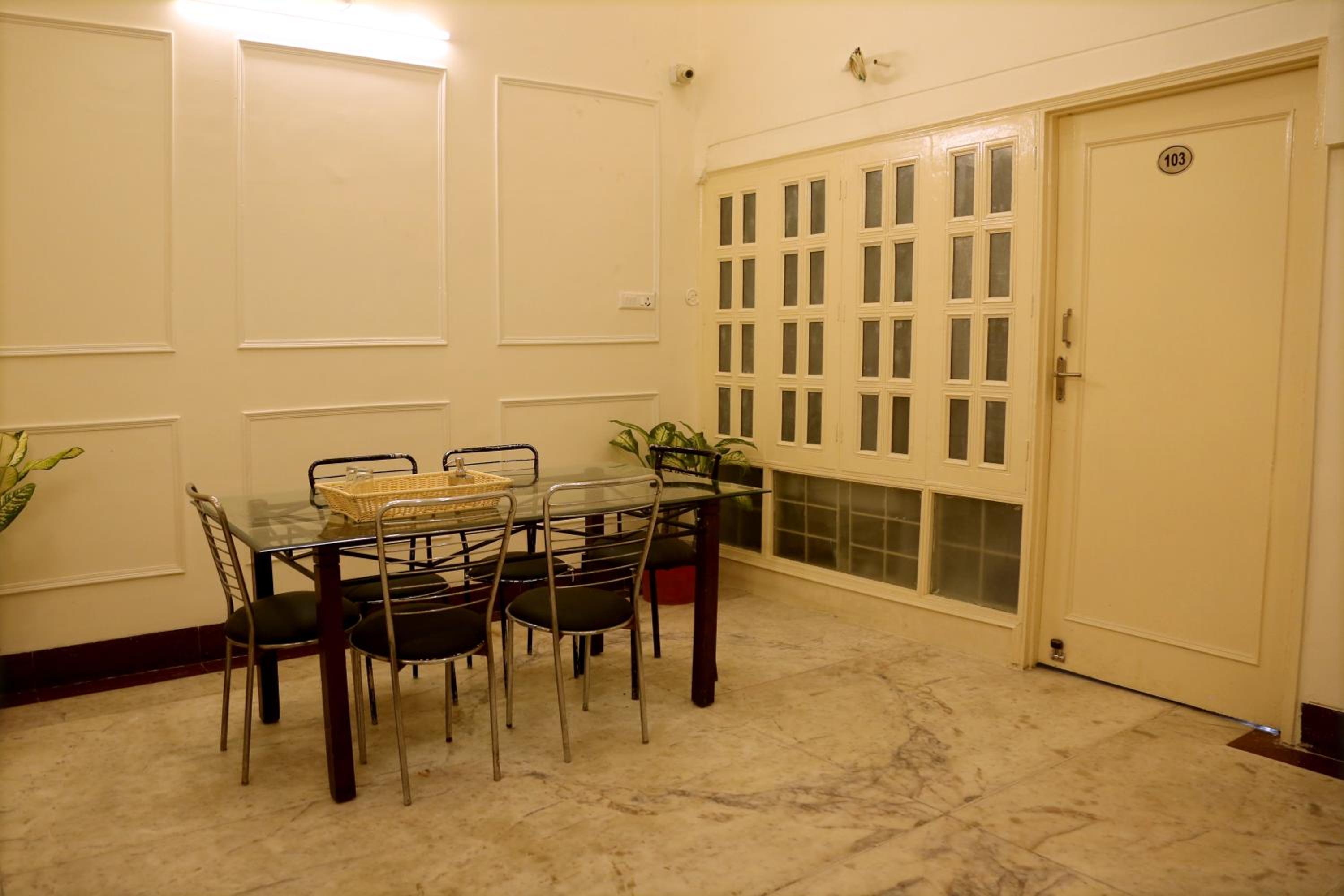 Queen Room photo 2