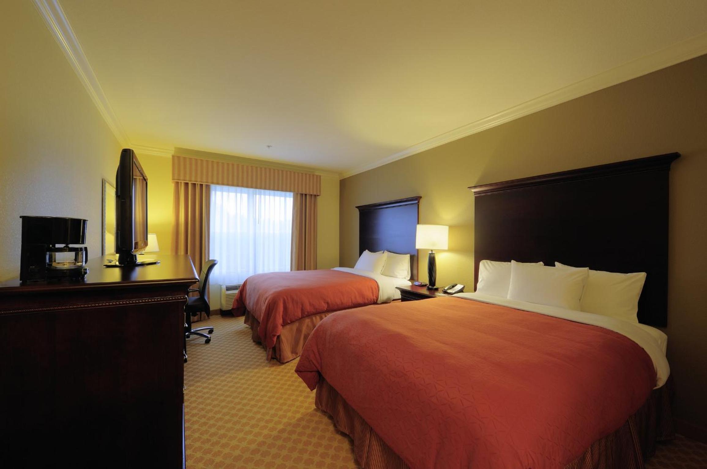 Queen Room with Two Queen Beds - Non-Smoking - Photo 1