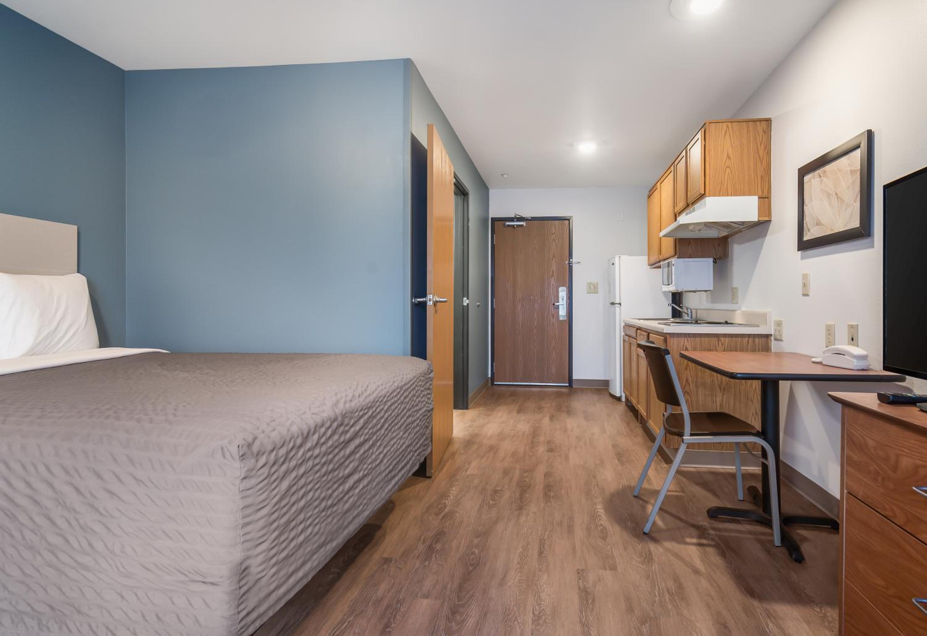 1 Full Bed | ADA/Tub/Smoking/Kitchen photo 3