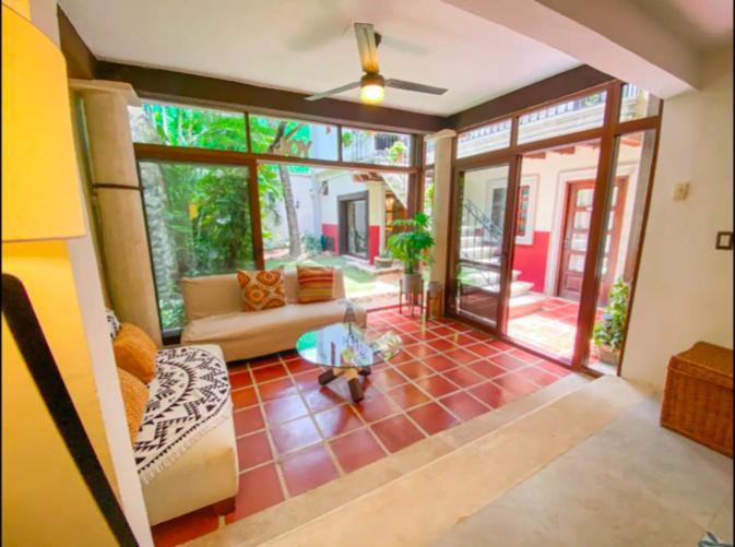 Five-Bedroom House - Photo 1