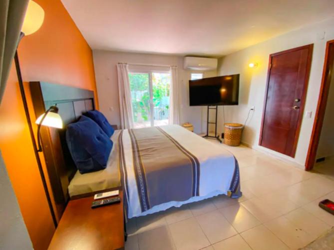 Five-Bedroom House - Photo 27