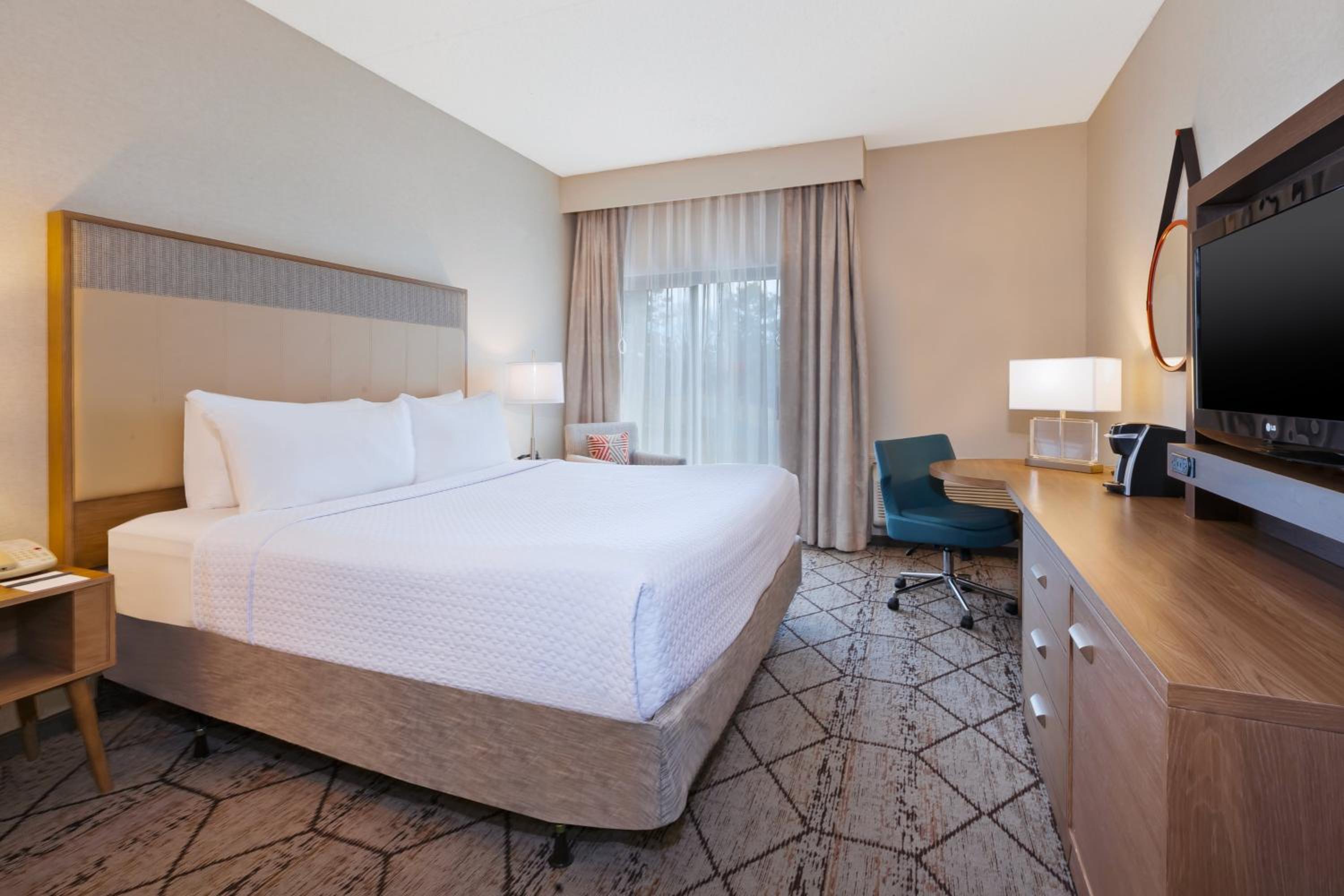 Standard King Room - Photo 7