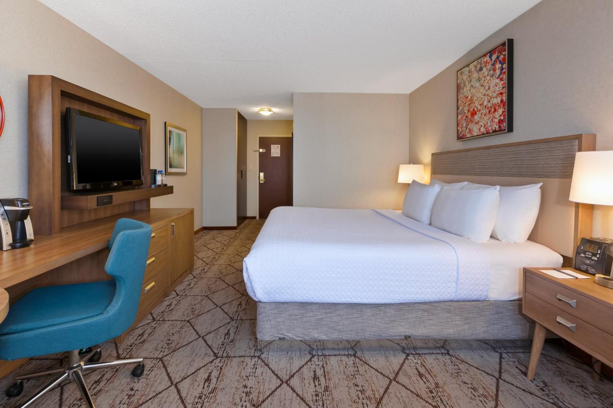 Standard King Room - Photo 5