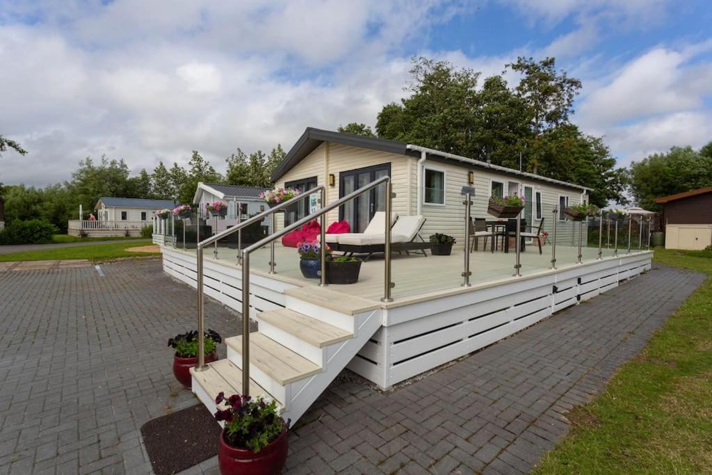 Three-Bedroom House photo 2