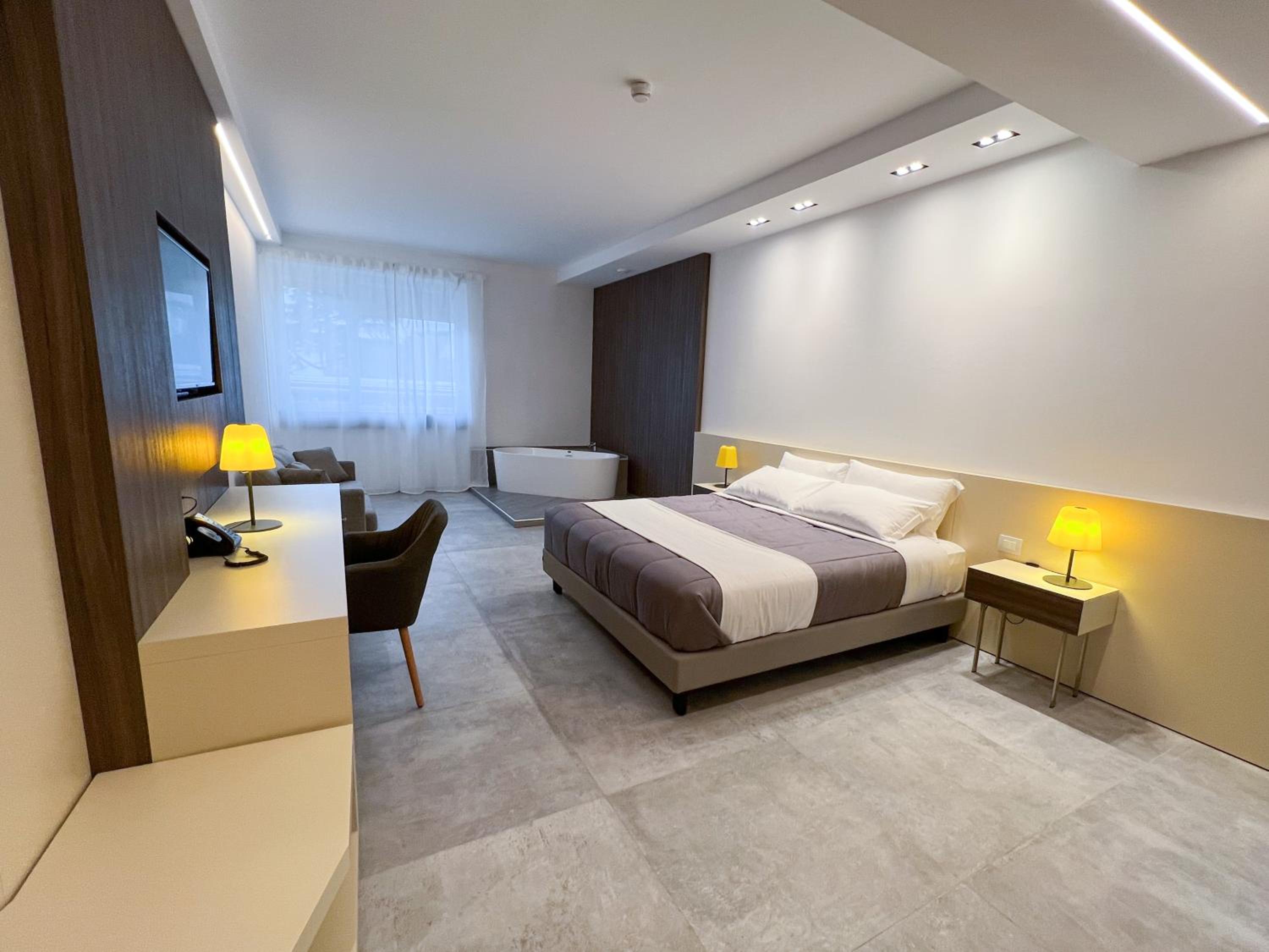 Suite - Photo 3