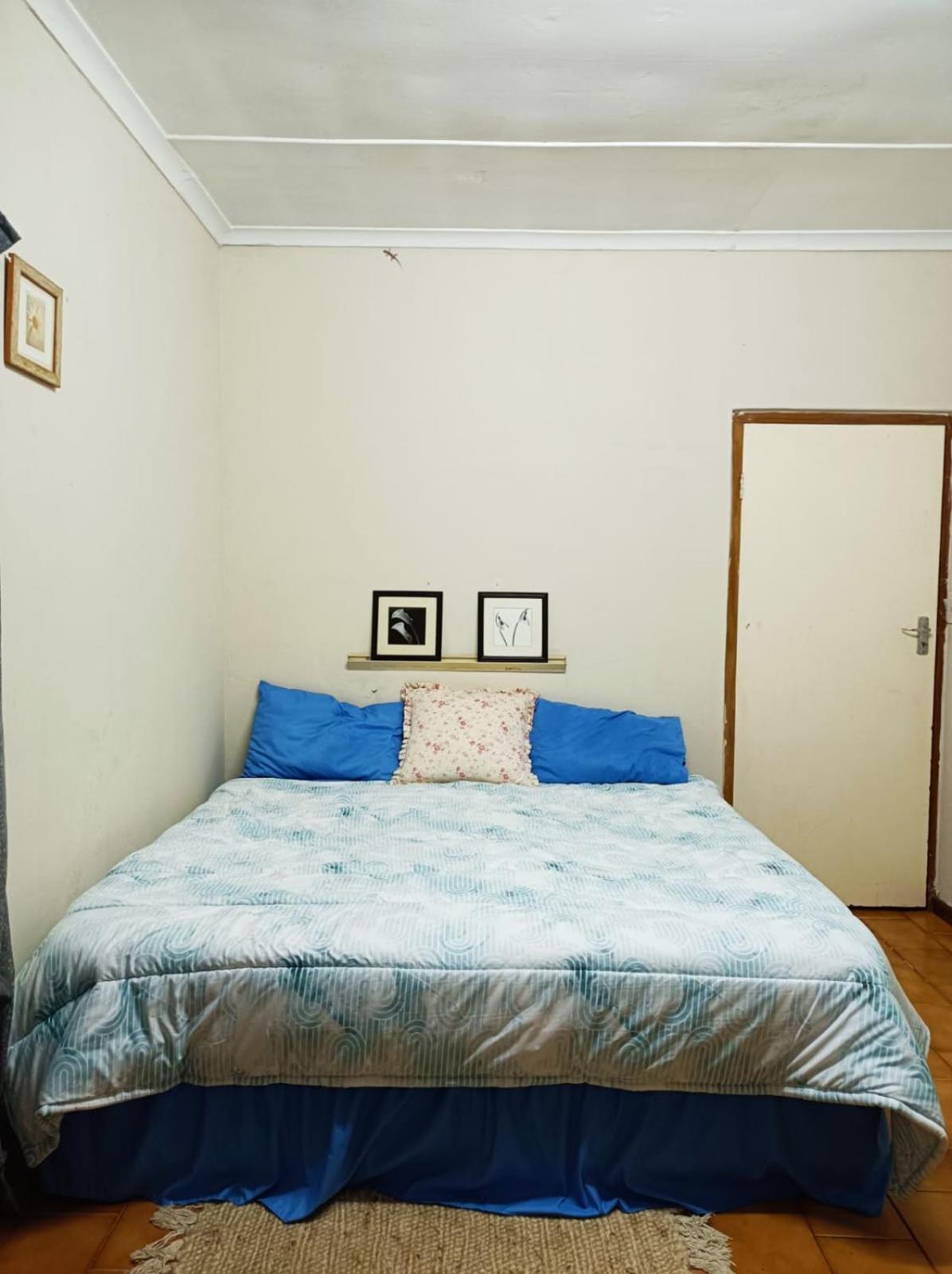 Eight-Bedroom House photo 3