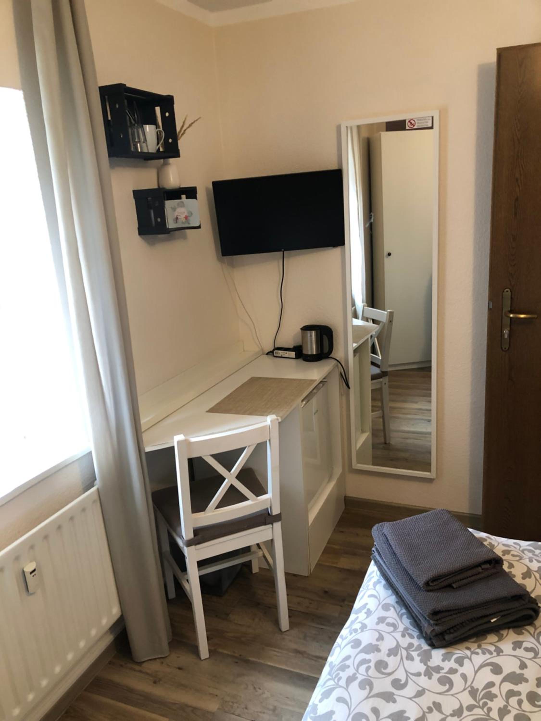 Single Room with Shared Bathroom photo 2