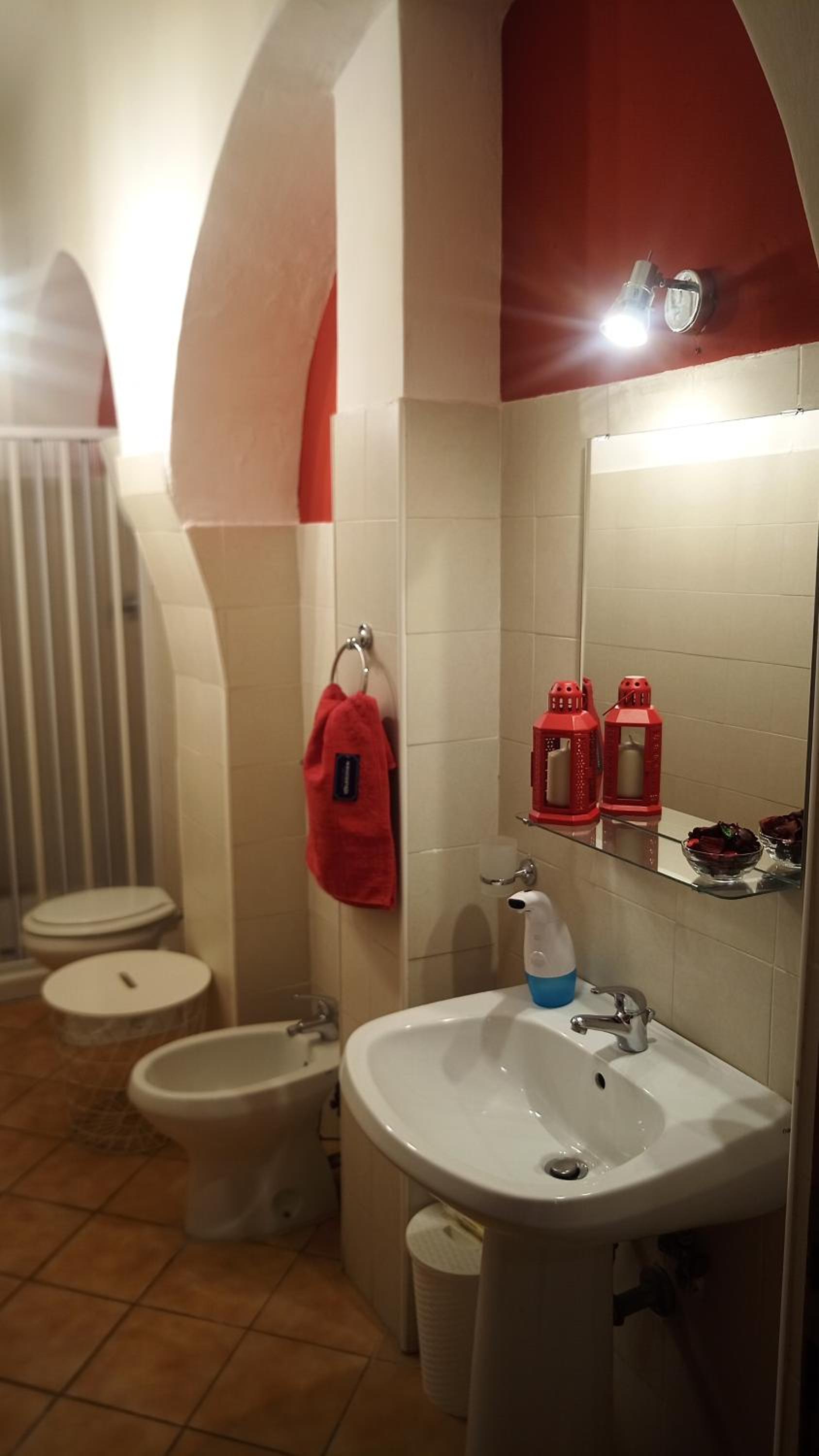 Double or Twin Room with Private External Bathroom - Photo 4