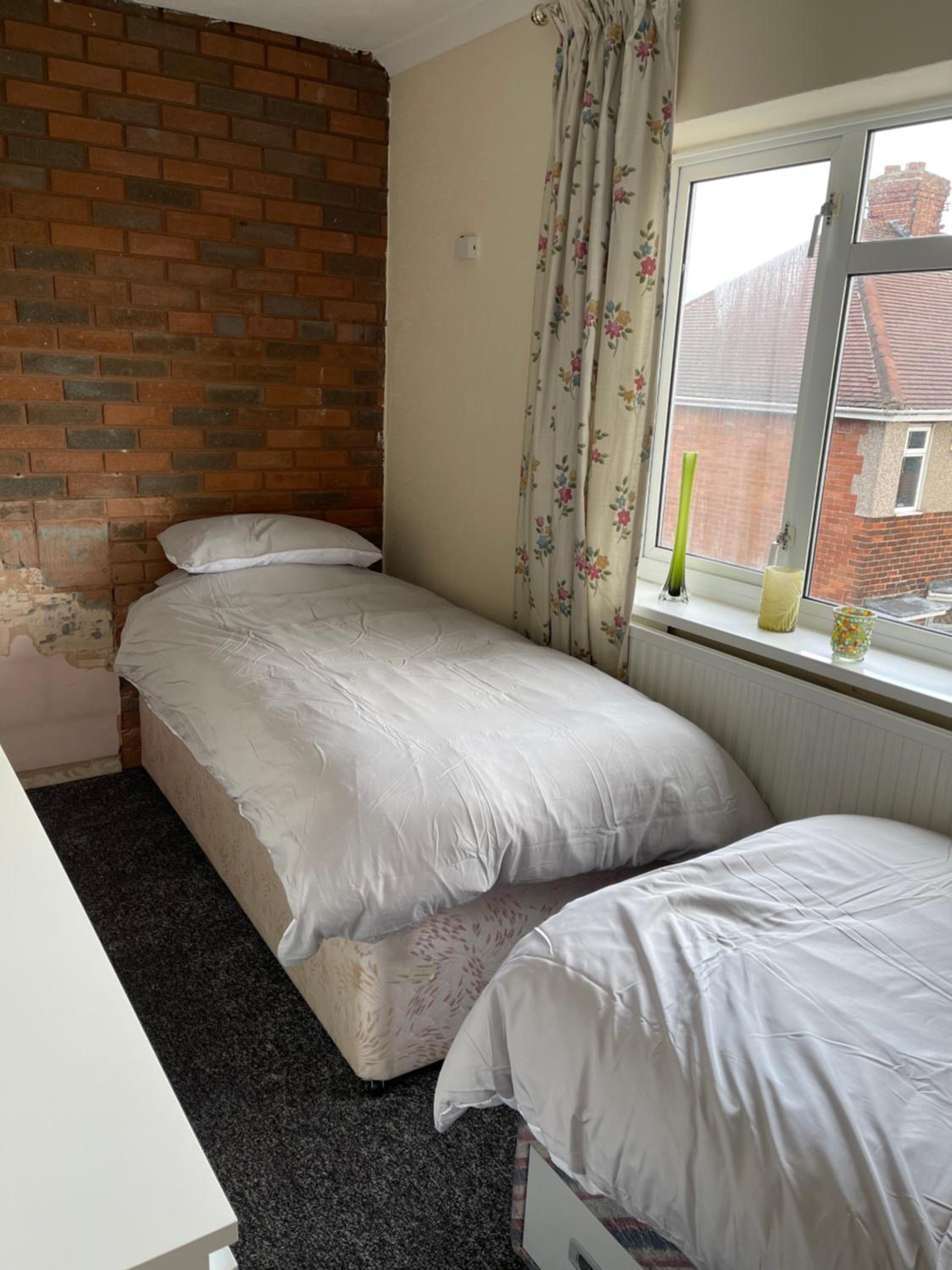 Five-Bedroom House photo 1