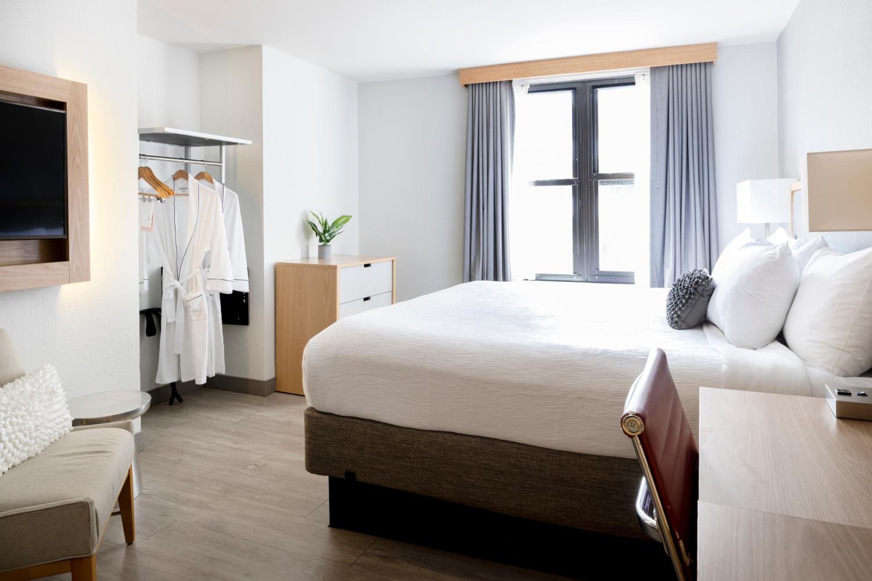 Superior King Room - Photo 1