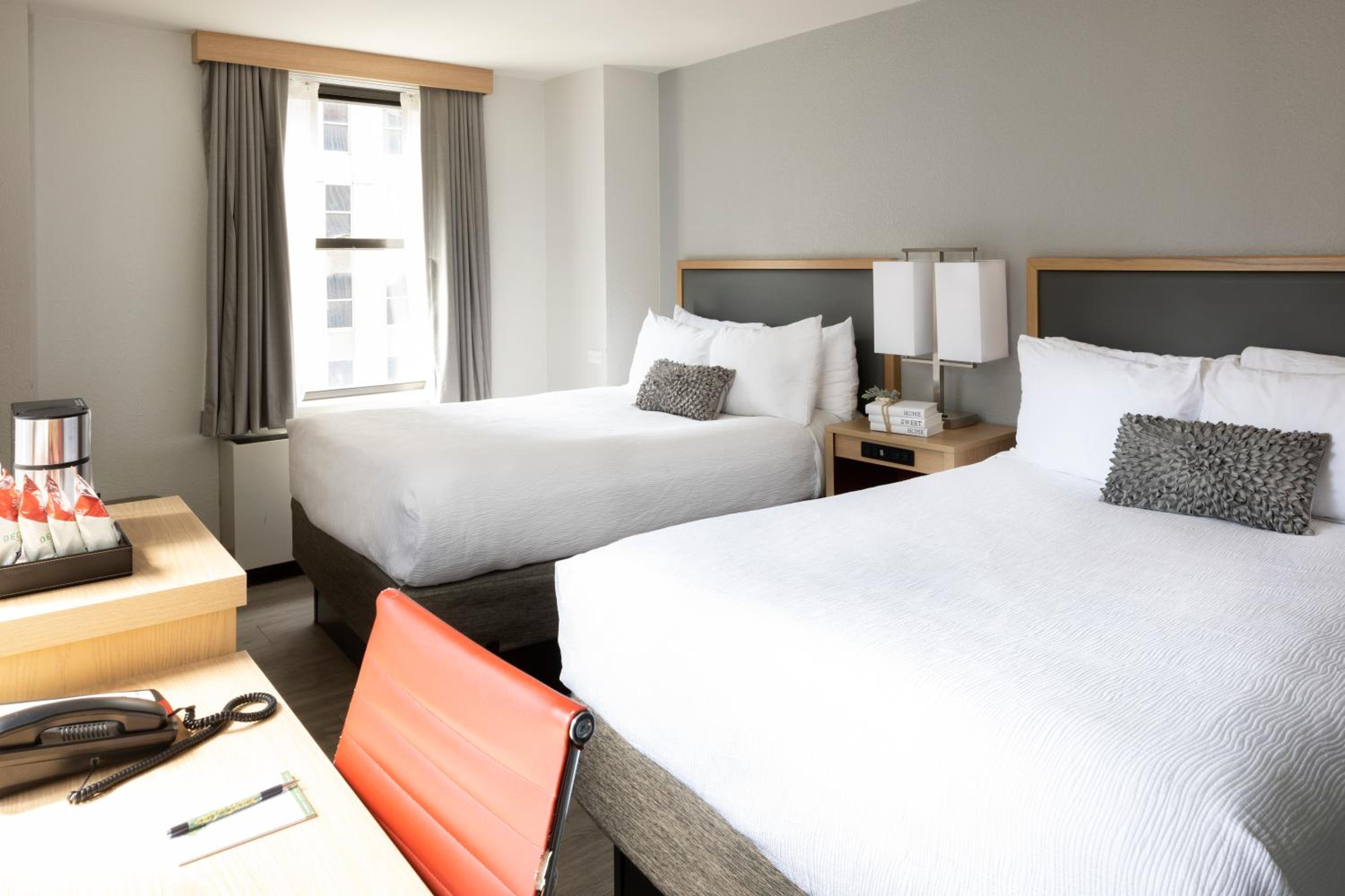 Deluxe Double Room with Two Double Beds - Photo 5