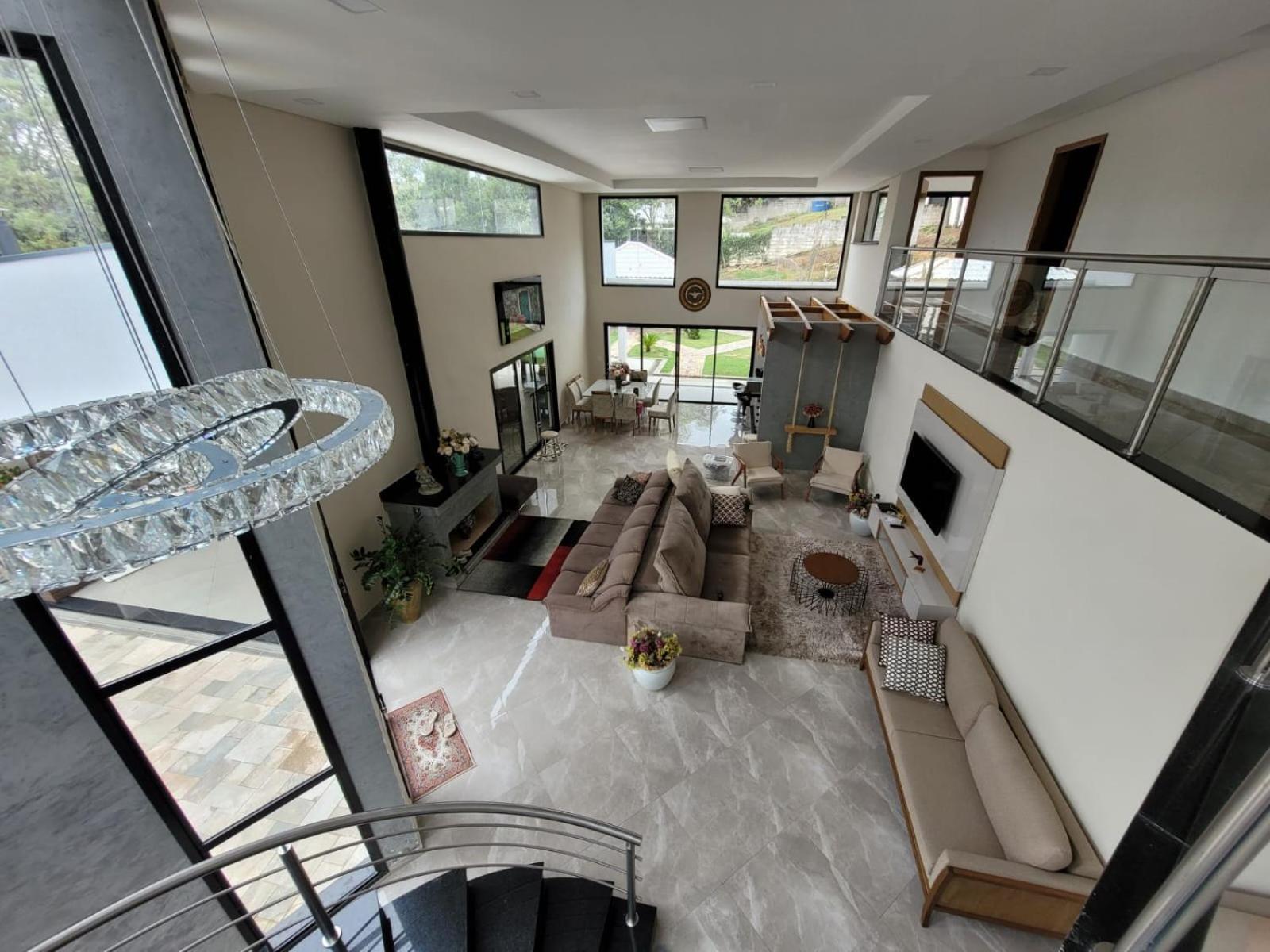 Five-Bedroom House photo 1