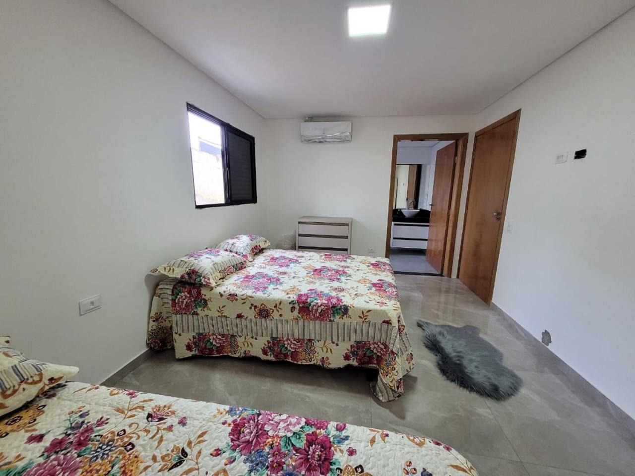 Five-Bedroom House photo 2