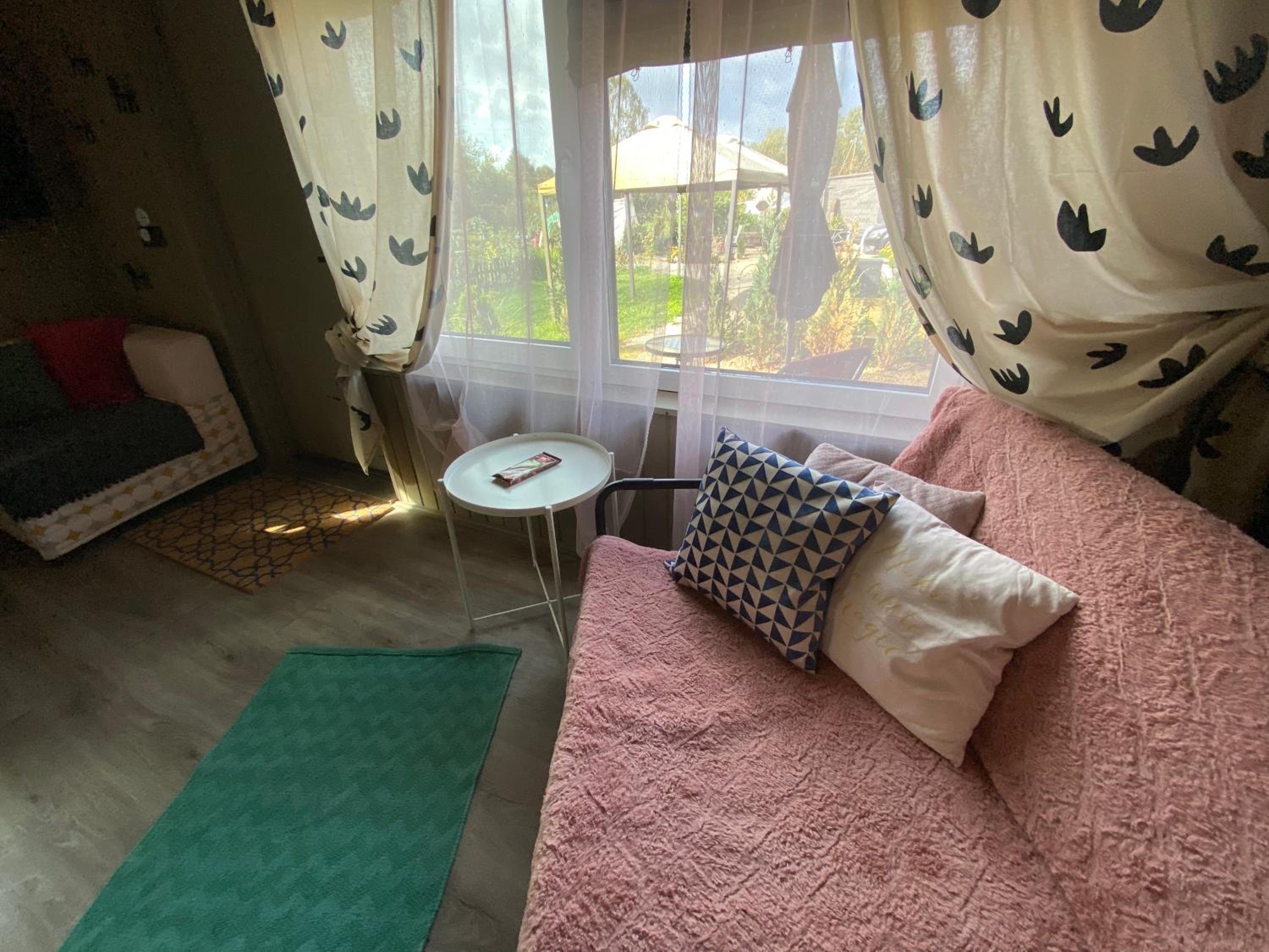 One-Bedroom House - Photo 2