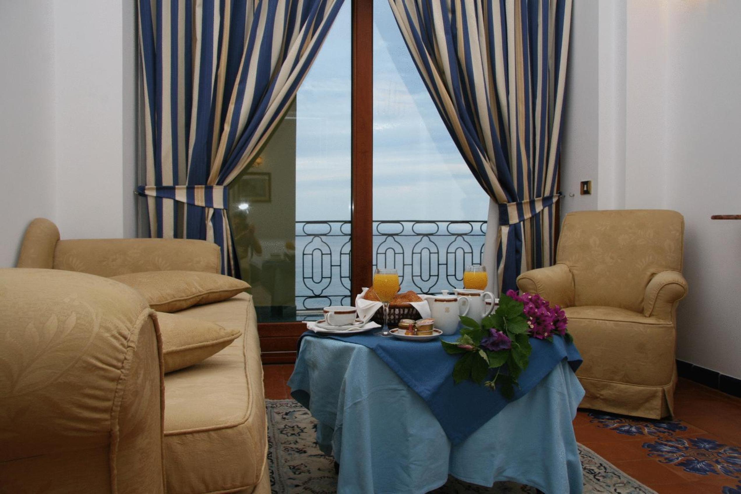 Deluxe Suite with Sea View - Photo 14