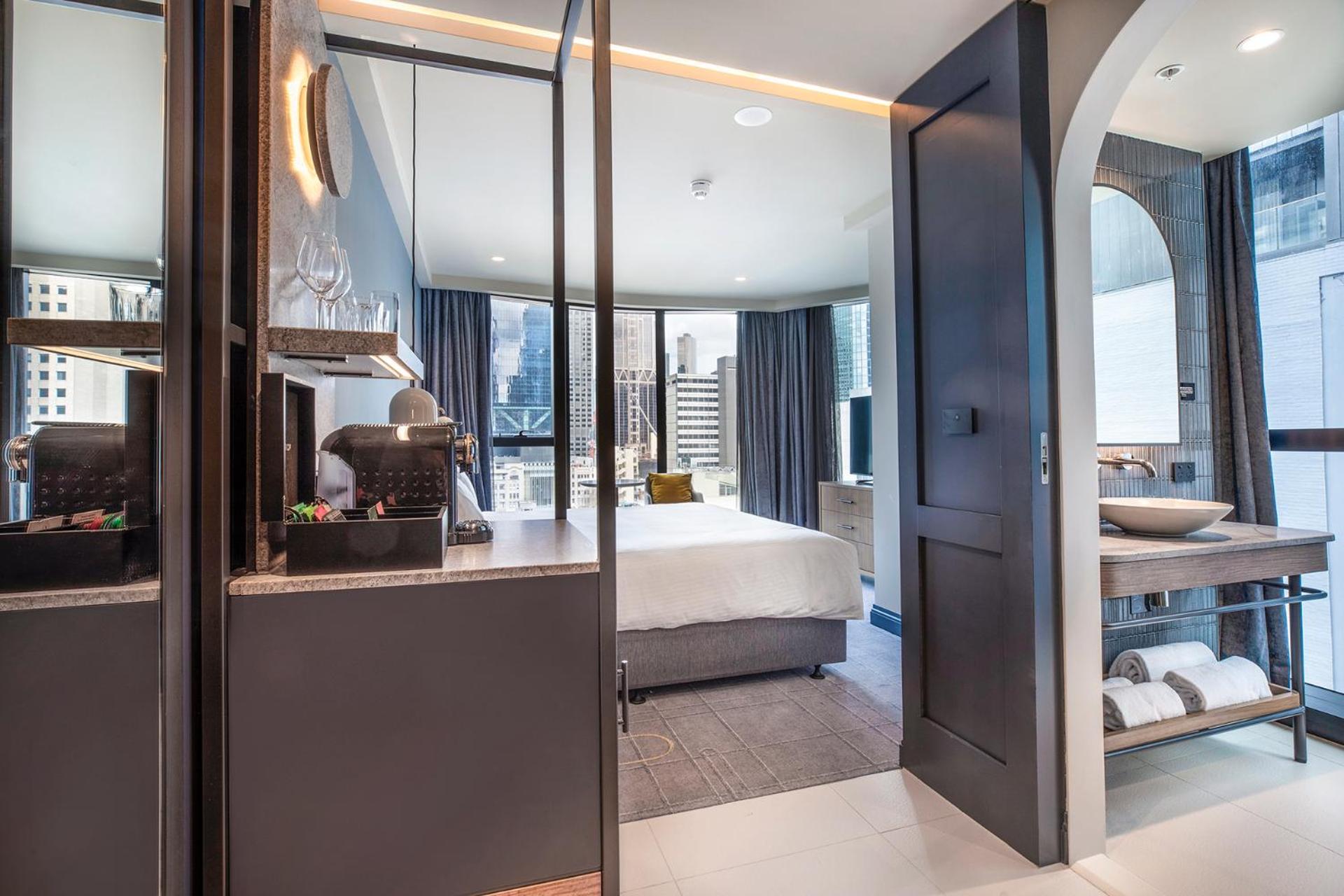 Premium King Room with City View - Photo 5