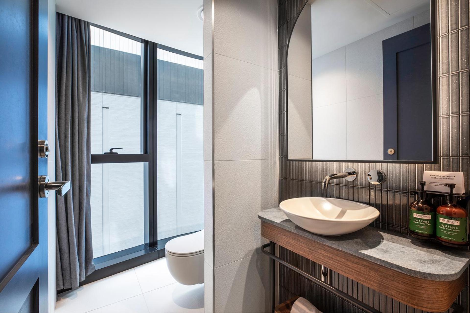 Premium King Room with City View - Photo 3