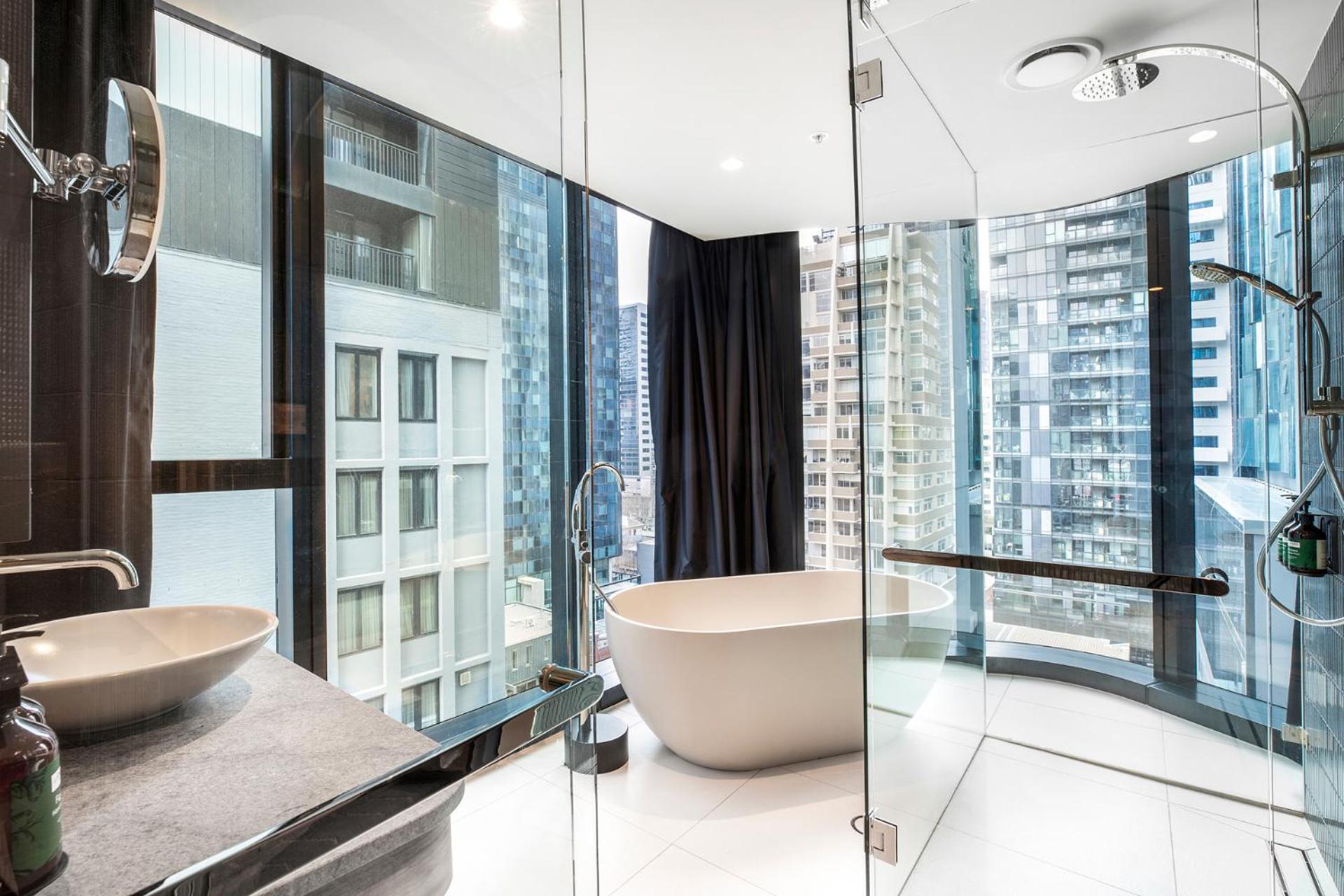 Premium King Room with Tub - Photo 2