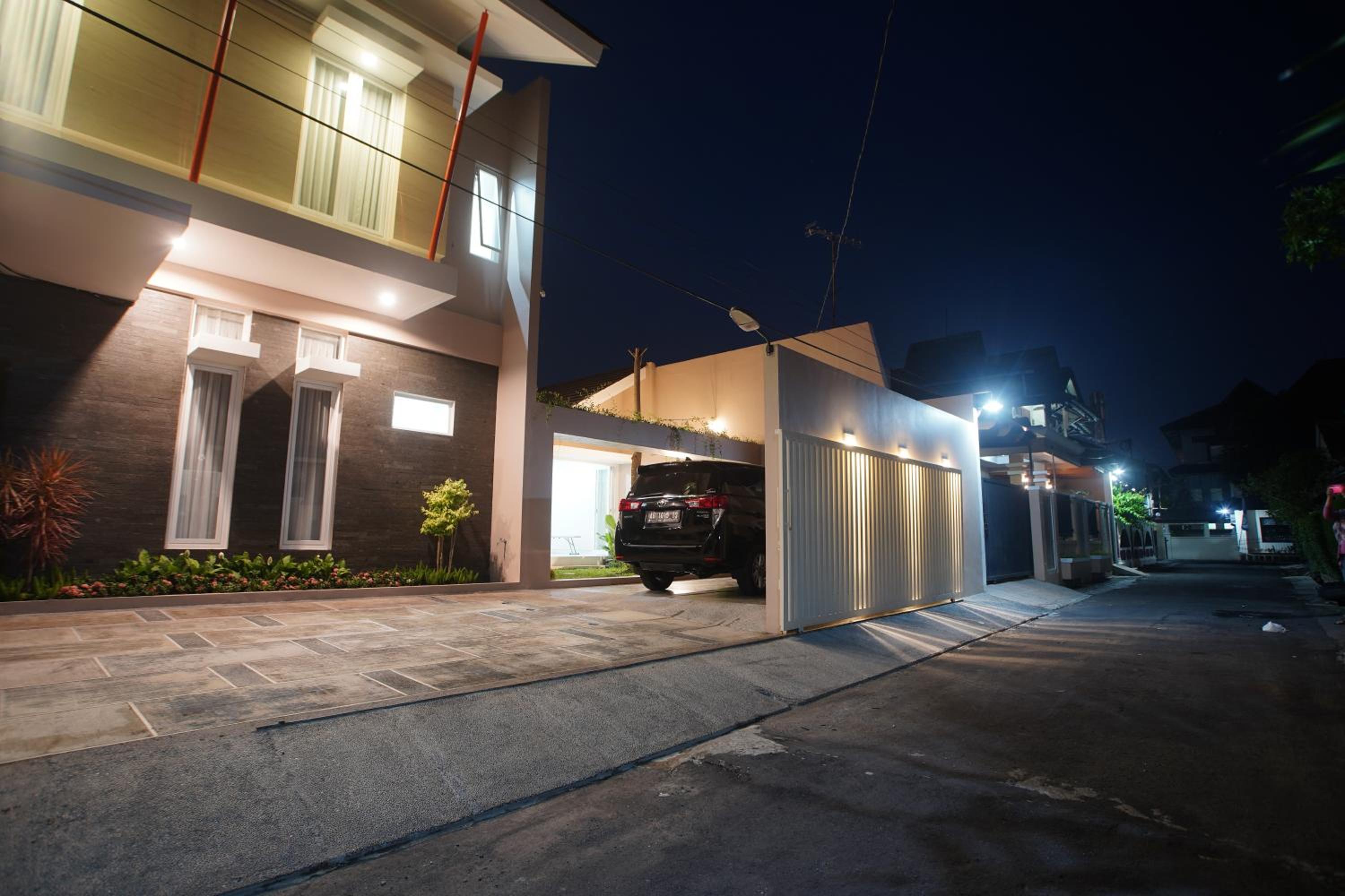 Four-Bedroom House - Photo 22